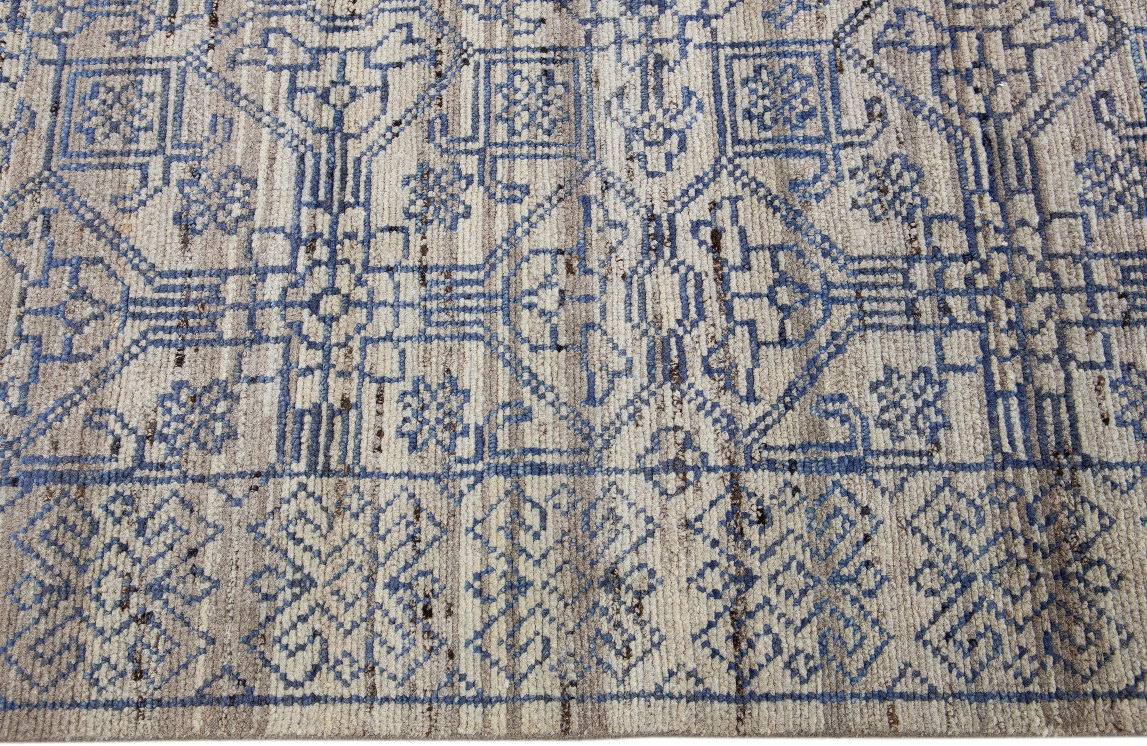 Handgefertigter moderner grauer indischer Wollteppich mit geometrischem Muster von Apadana (Handgeknüpft) im Angebot