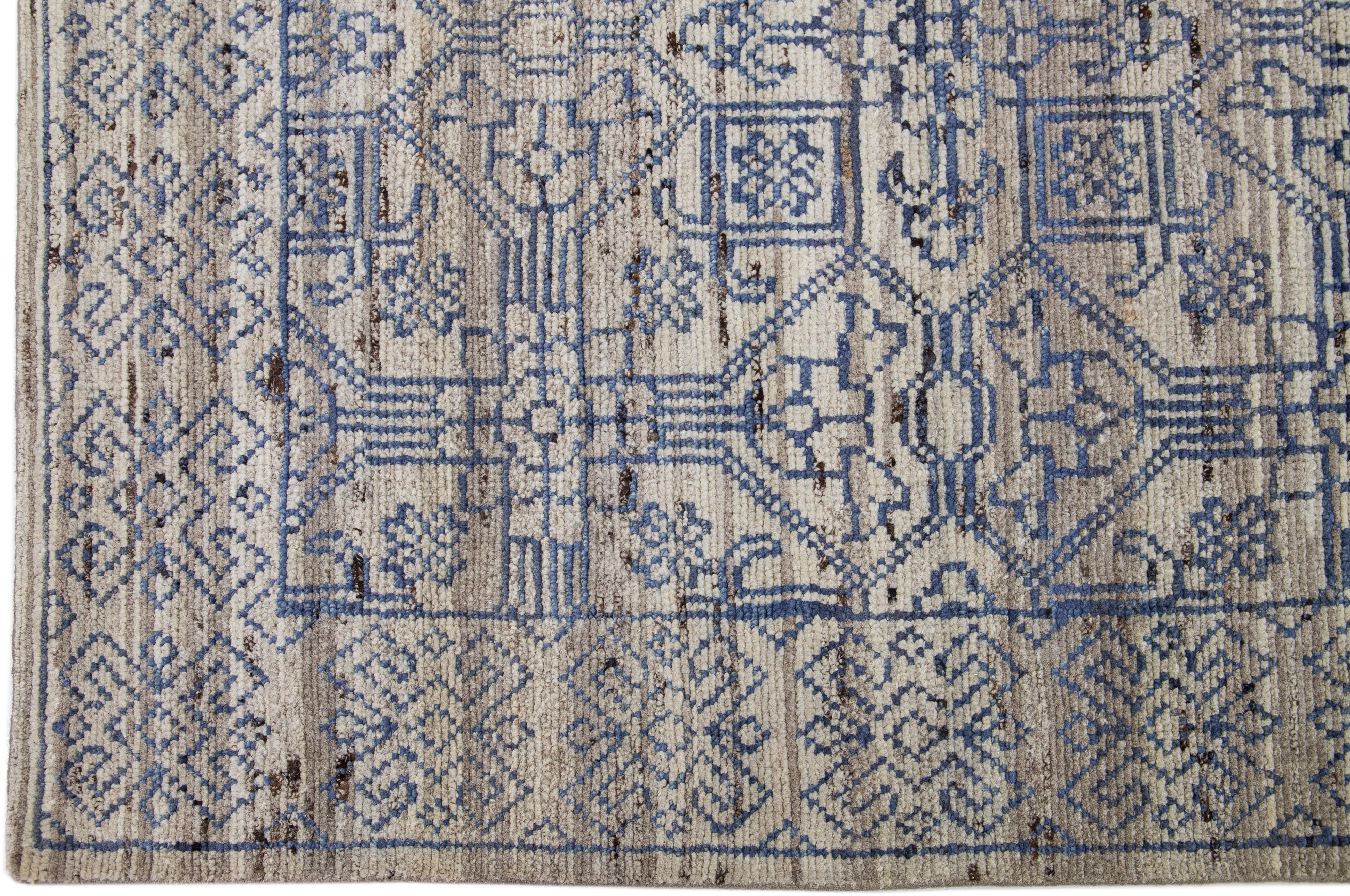 Handgefertigter moderner grauer indischer Wollteppich mit geometrischem Muster von Apadana im Zustand „Neu“ im Angebot in Norwalk, CT