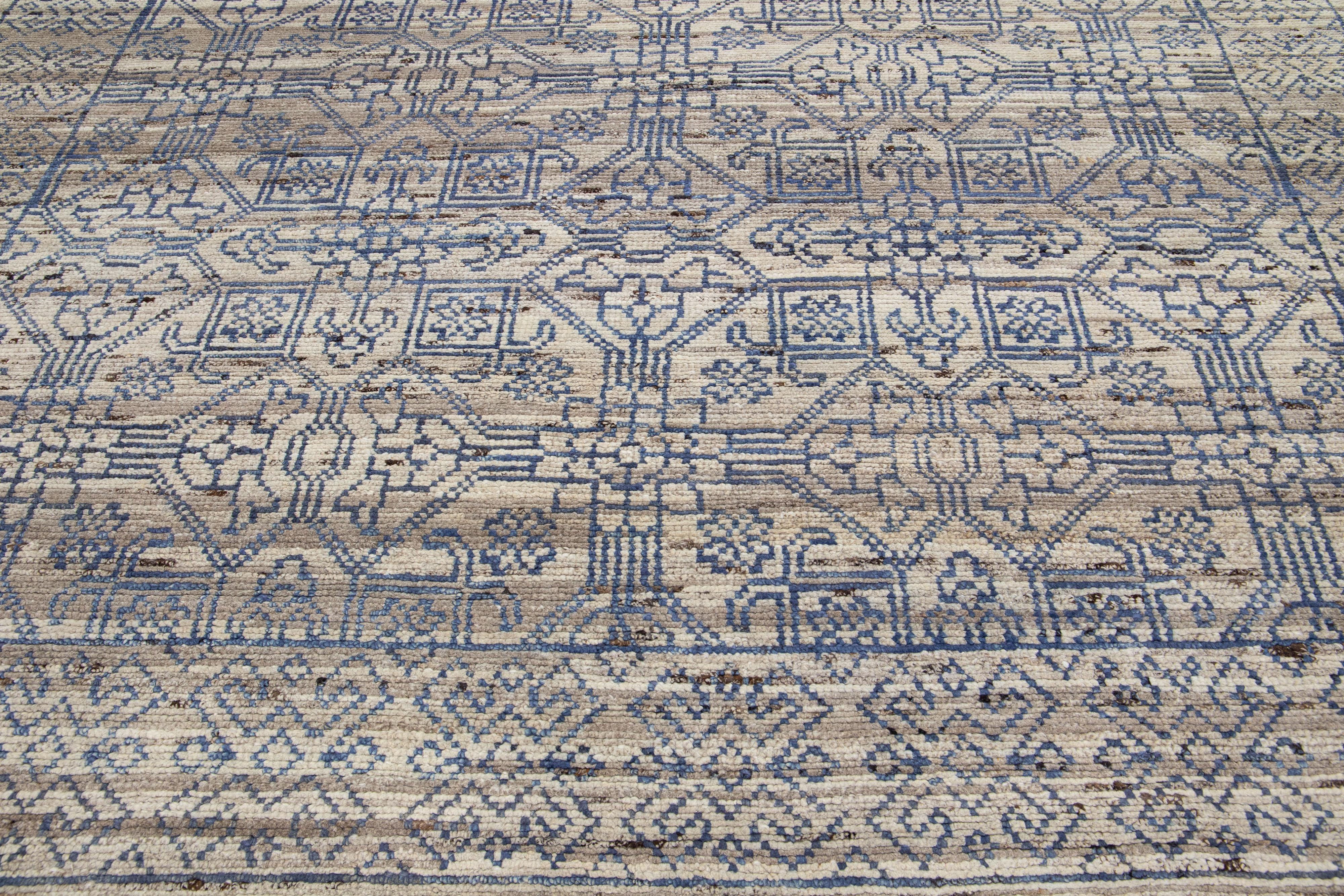 Handgefertigter moderner grauer indischer Wollteppich mit geometrischem Muster von Apadana (21. Jahrhundert und zeitgenössisch) im Angebot