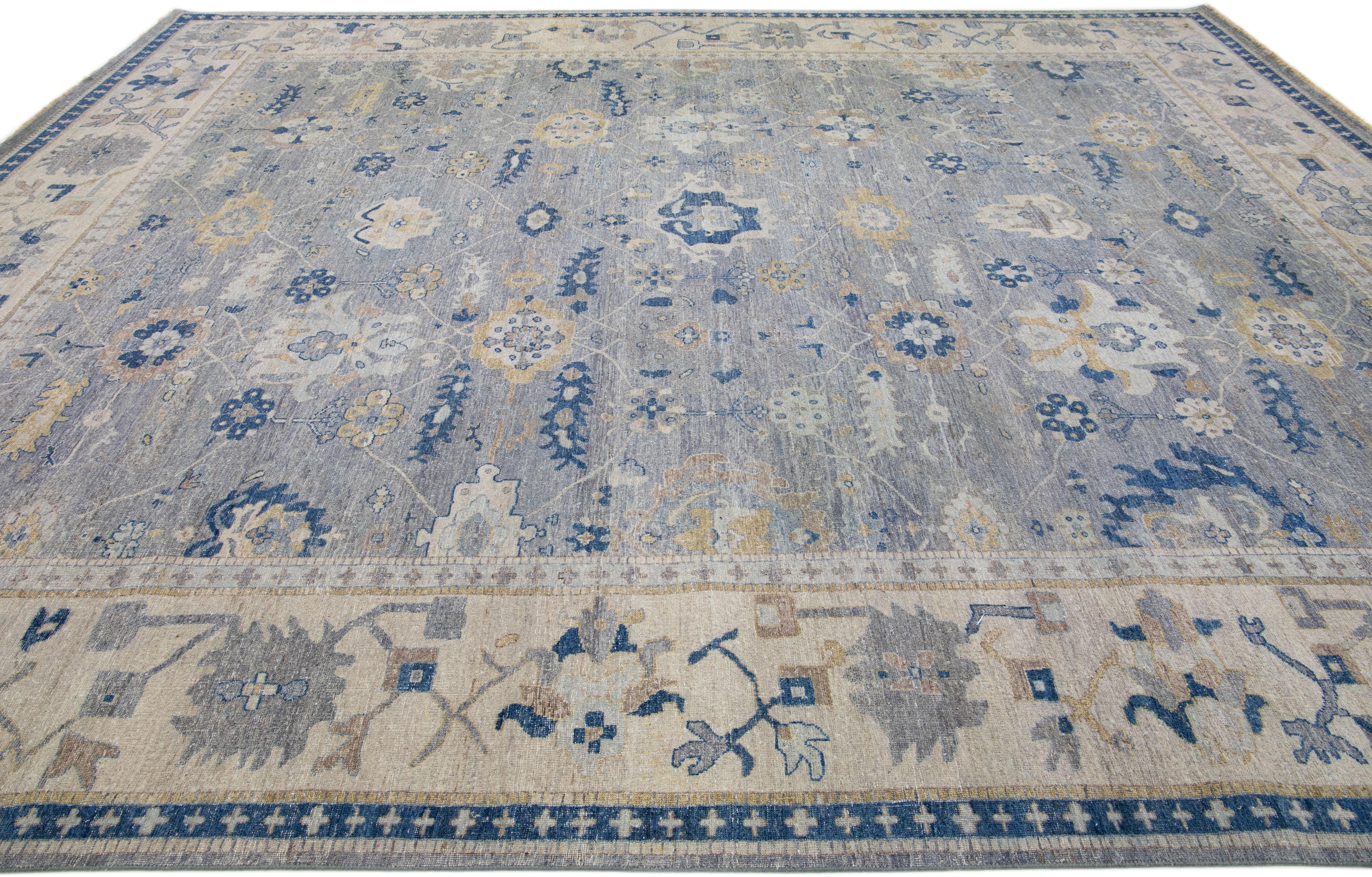 Handgefertigter moderner indischer Mahal-Teppich aus geblümter Wolle in Grau von Apadana (Moderne) im Angebot