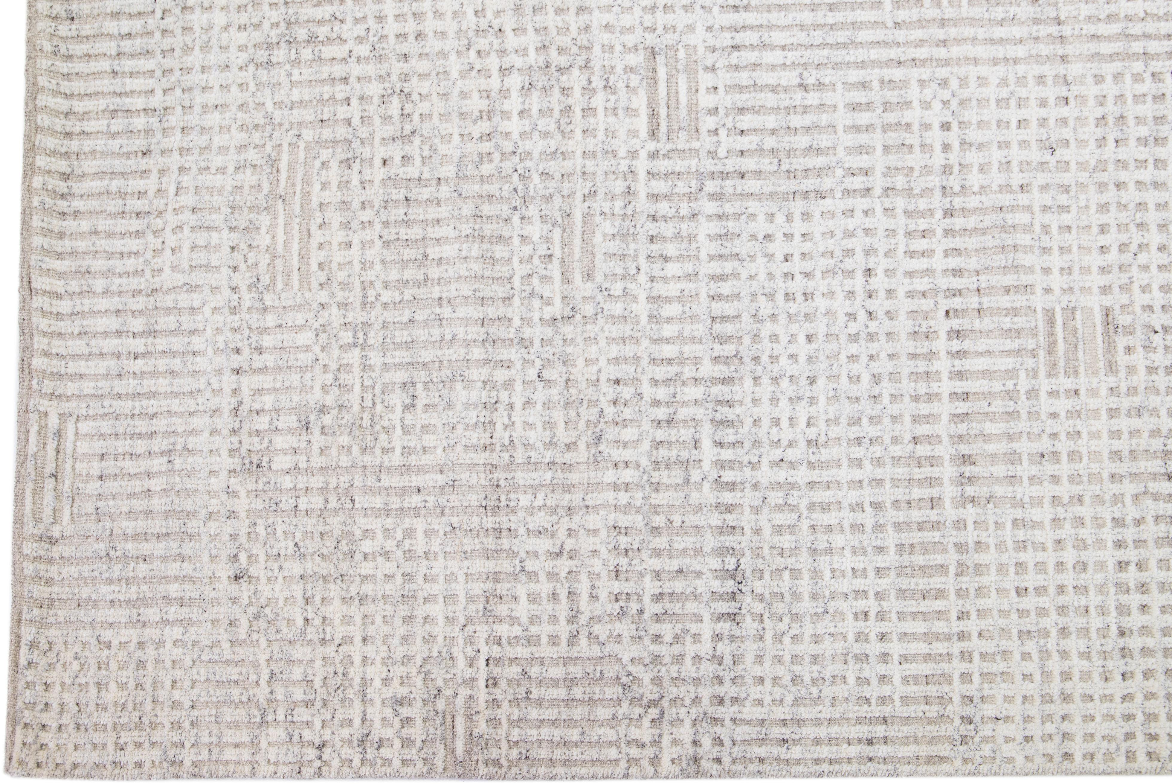 Organique Tapis en laine ivoire de style marocain moderne fait à la main avec motif minimaliste par Apadana en vente