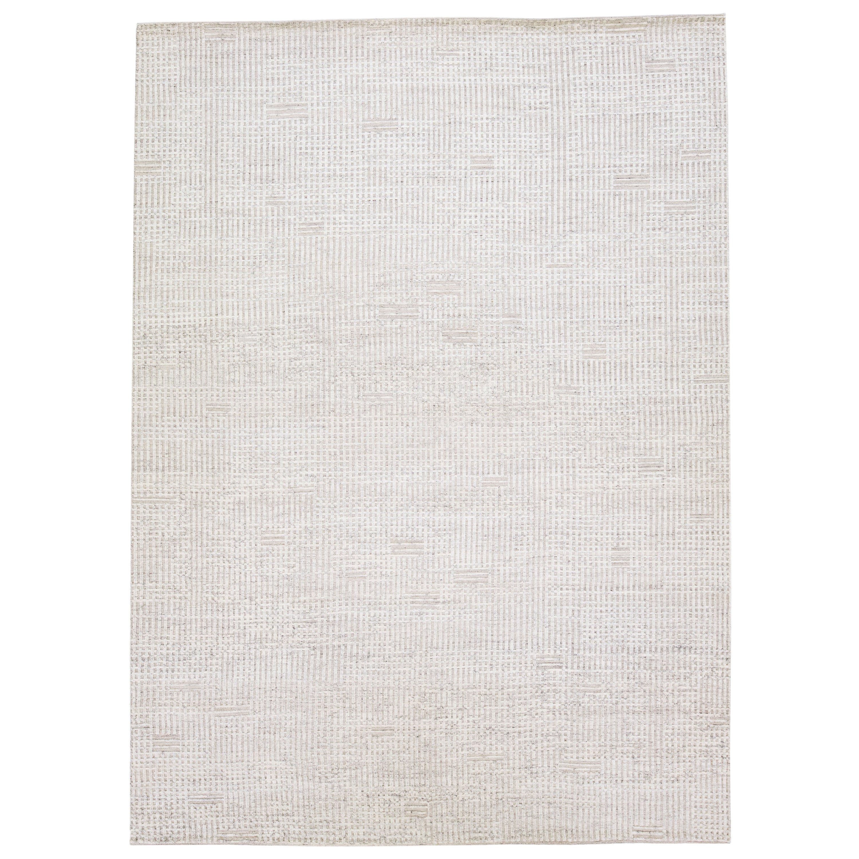 Handgefertigter moderner elfenbeinfarbener Wollteppich im marokkanischen Stil mit minimalistischem Motiv von Apadana