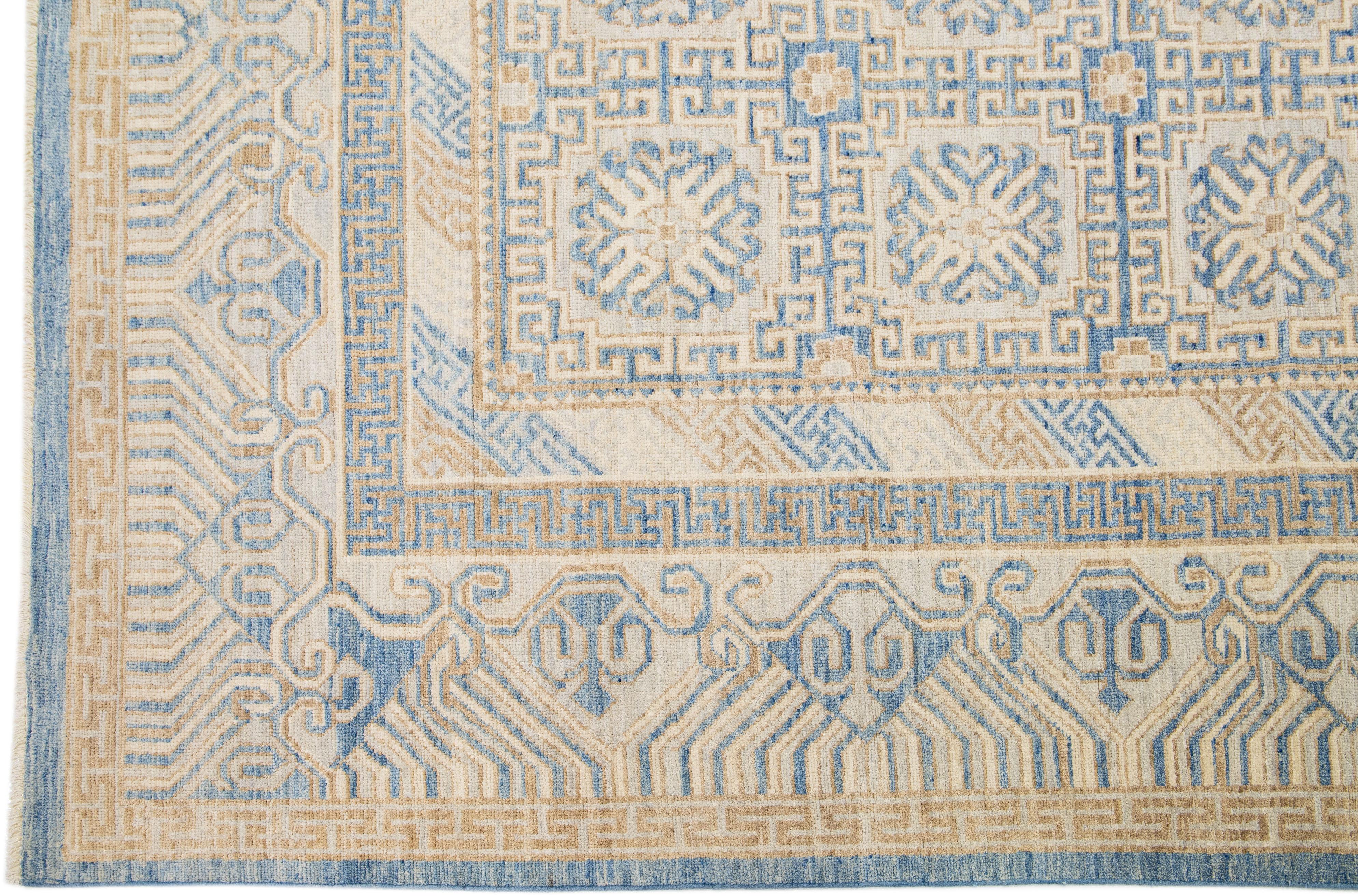 Handgefertigter moderner Wollteppich im Khotan-Stil mit geometrischem Muster in Beige im Zustand „Neu“ im Angebot in Norwalk, CT