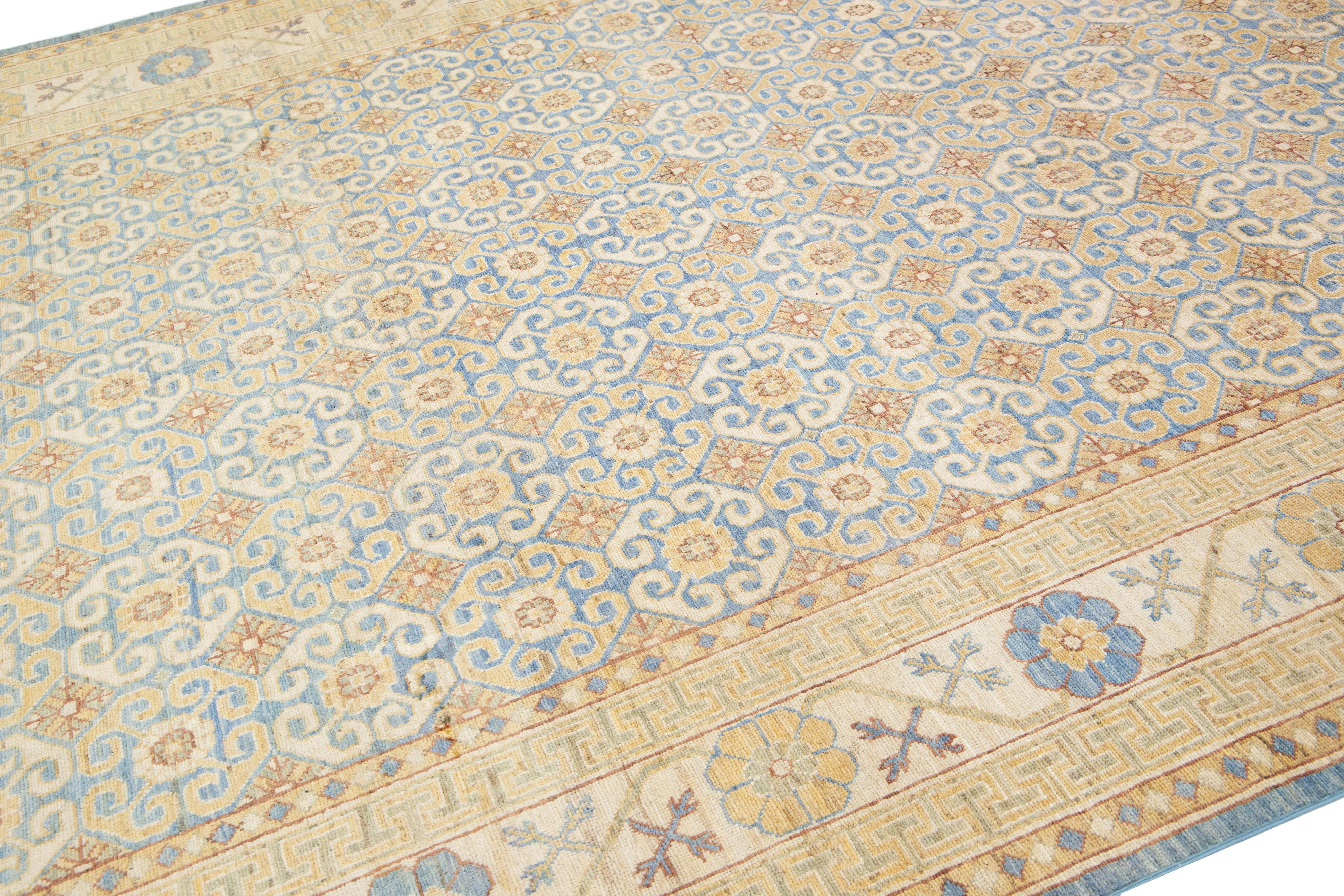 Tapis moderne Khotan en laine fait à la main avec motif sur toute sa surface en beige et bleu en vente 3