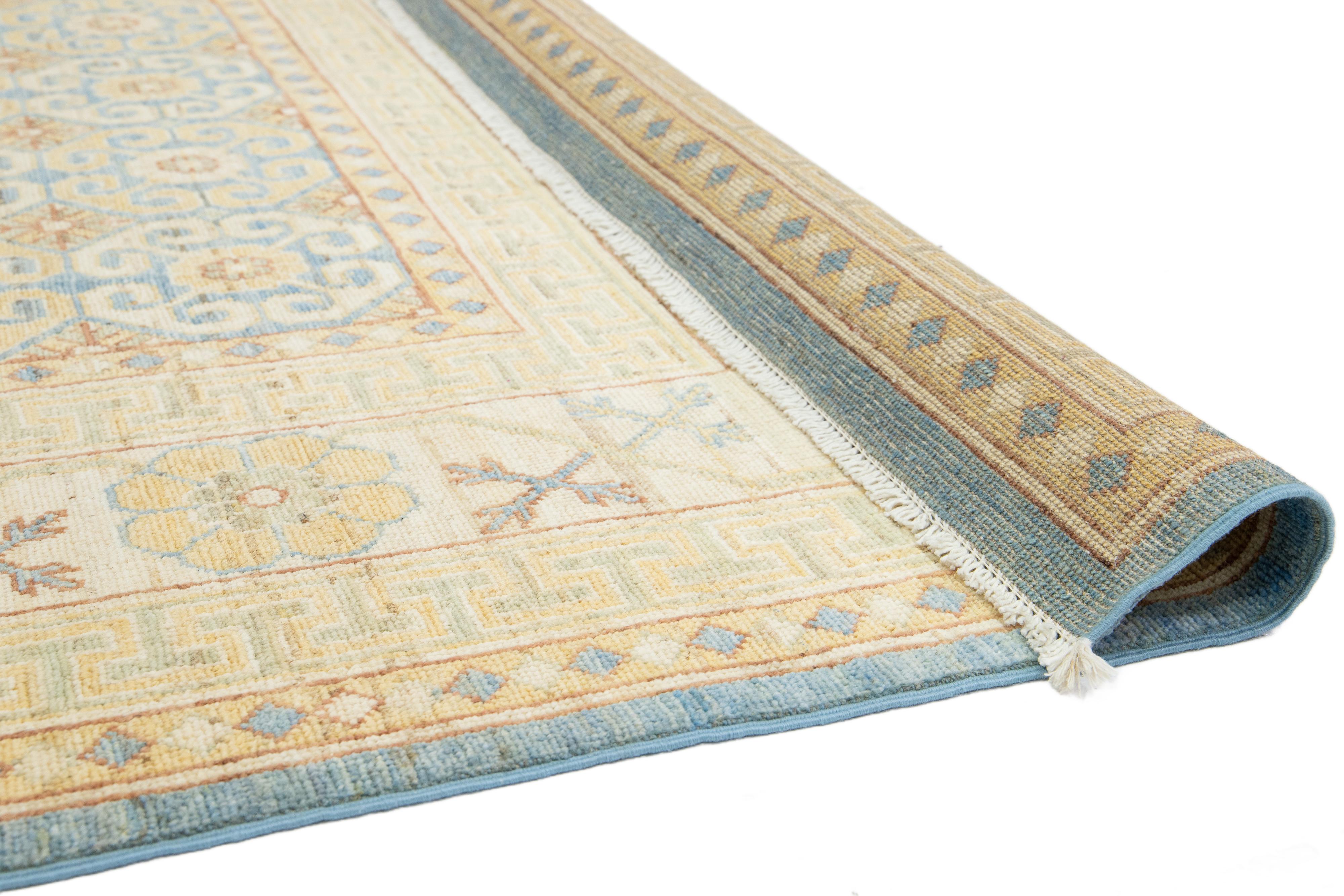 Pakistanais Tapis moderne Khotan en laine fait à la main avec motif sur toute sa surface en beige et bleu en vente