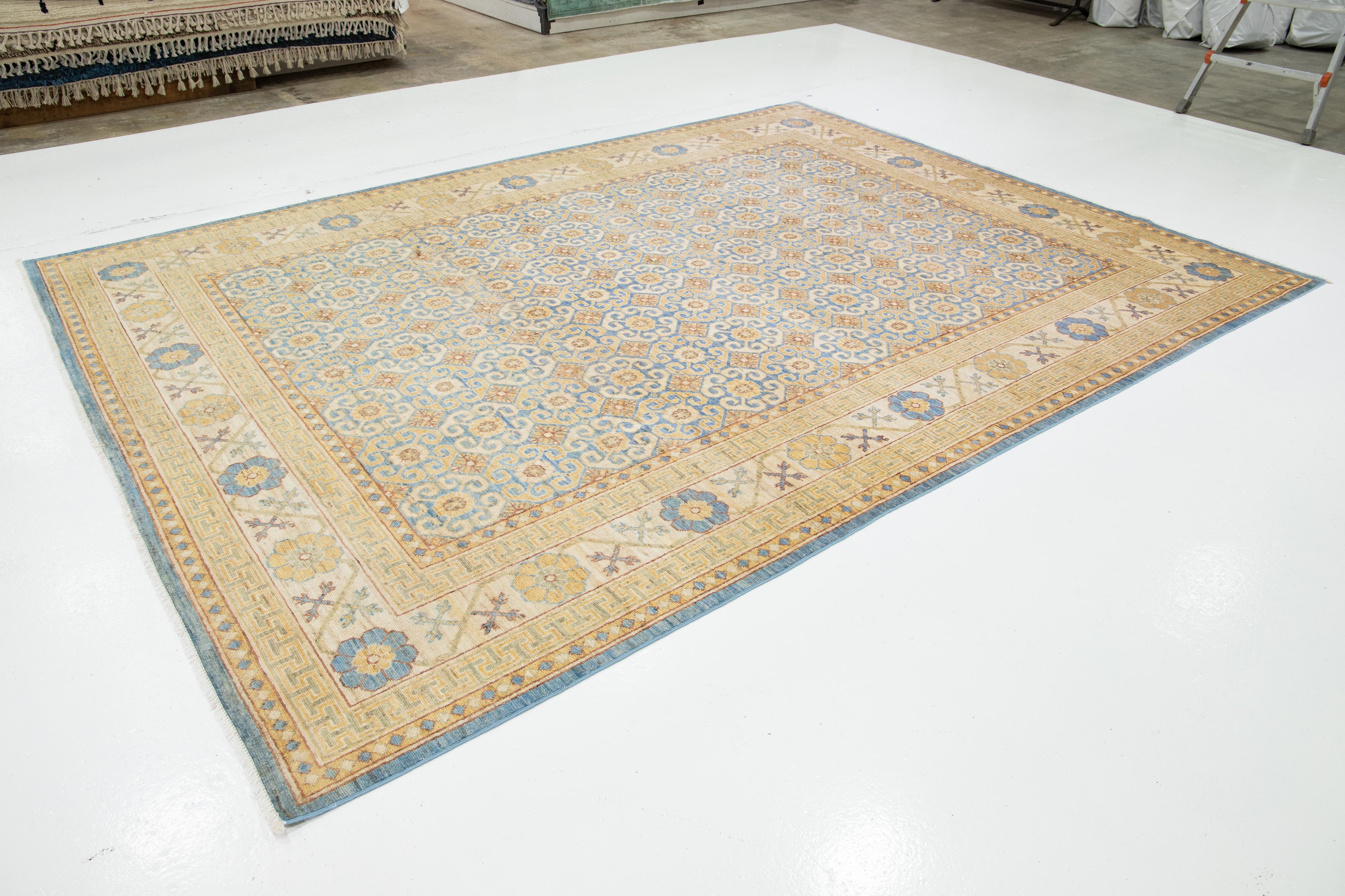 Noué à la main Tapis moderne Khotan en laine fait à la main avec motif sur toute sa surface en beige et bleu en vente