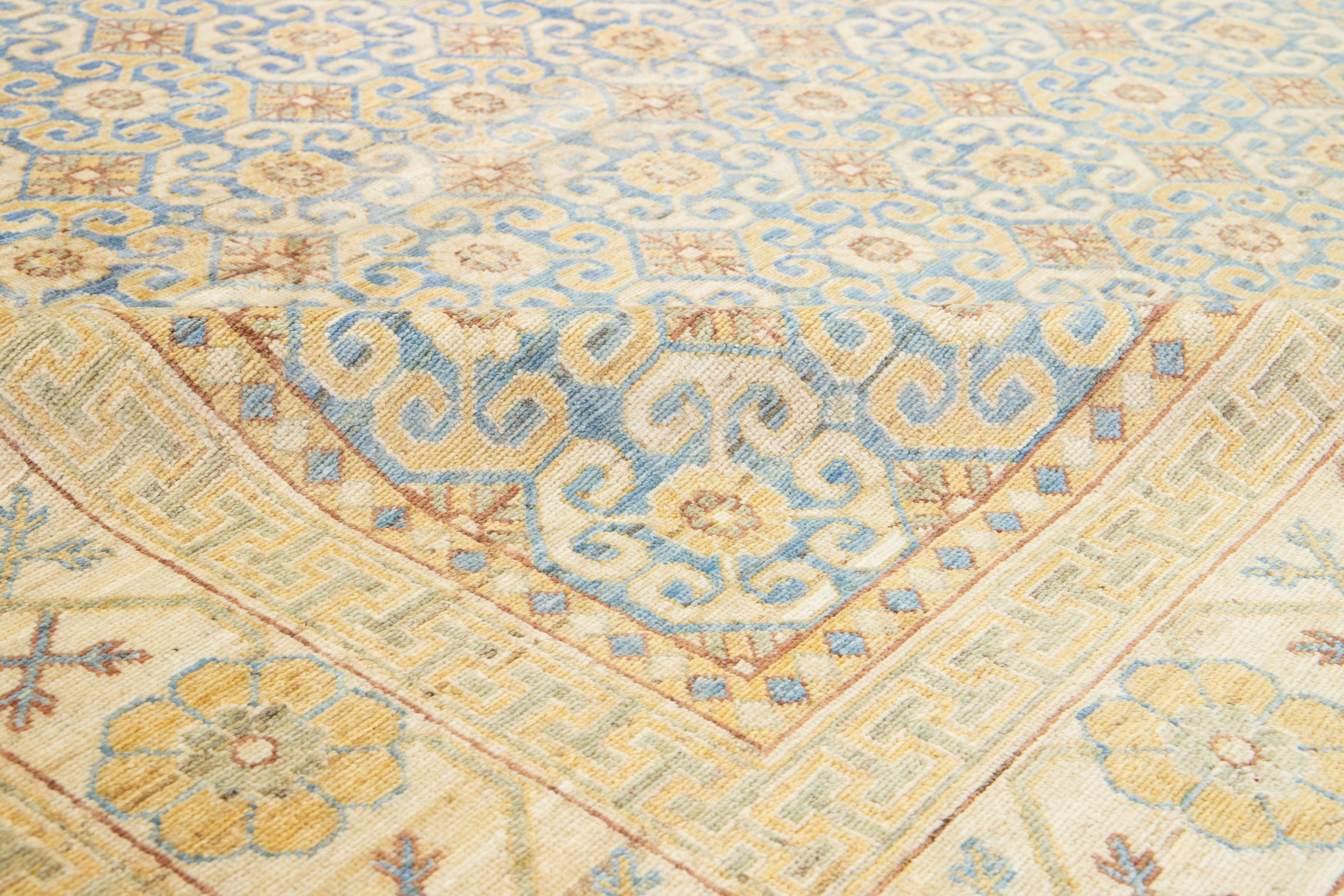 Tapis moderne Khotan en laine fait à la main avec motif sur toute sa surface en beige et bleu Neuf - En vente à Norwalk, CT