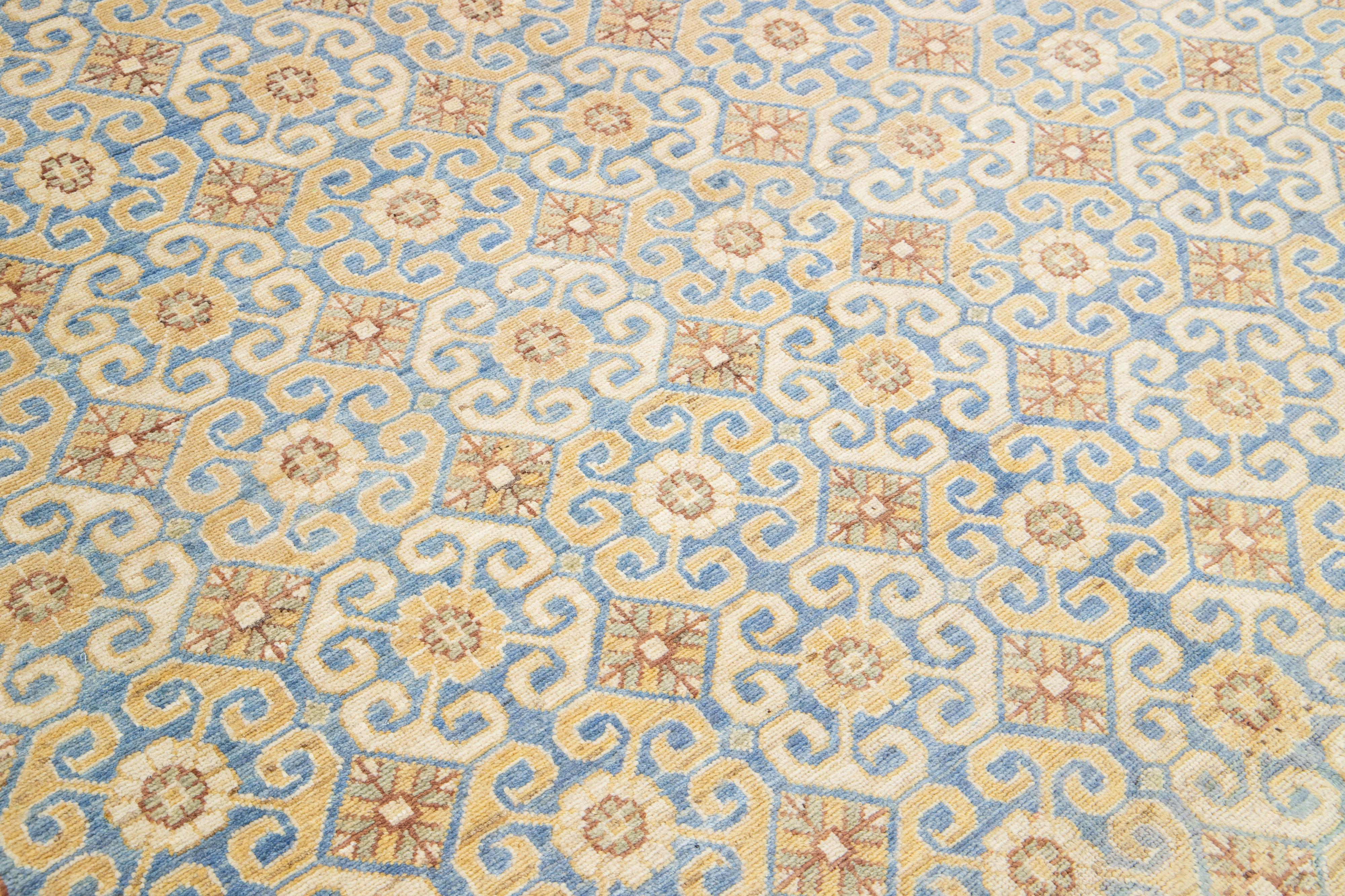 XXIe siècle et contemporain Tapis moderne Khotan en laine fait à la main avec motif sur toute sa surface en beige et bleu en vente