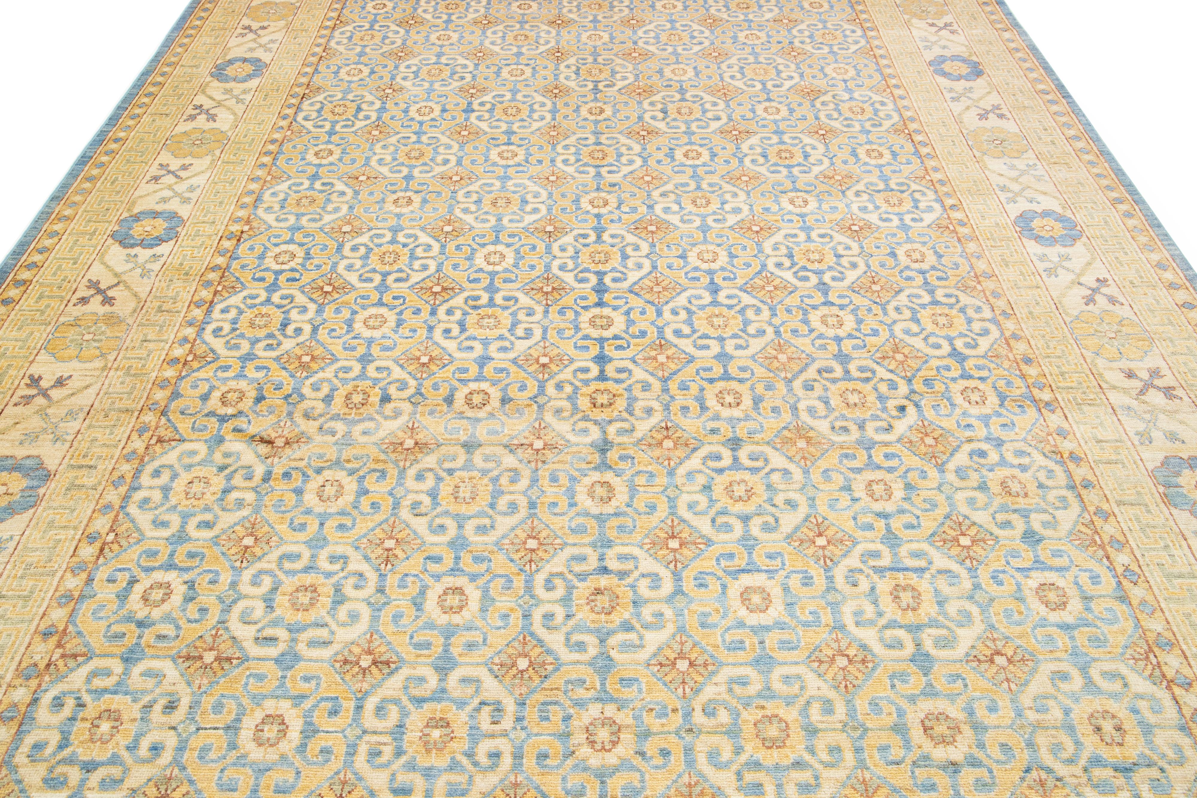 Laine Tapis moderne Khotan en laine fait à la main avec motif sur toute sa surface en beige et bleu en vente