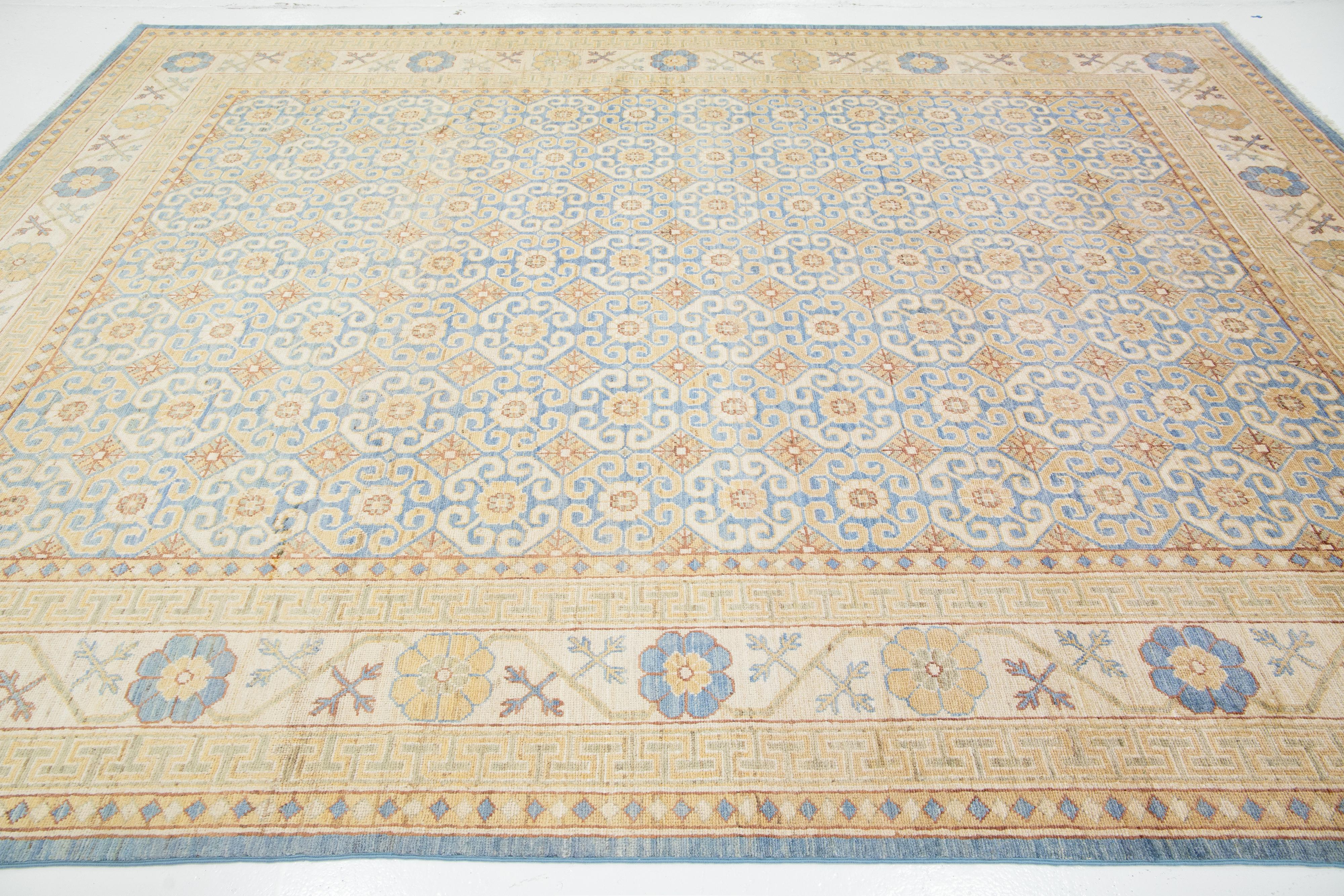 Tapis moderne Khotan en laine fait à la main avec motif sur toute sa surface en beige et bleu en vente 1