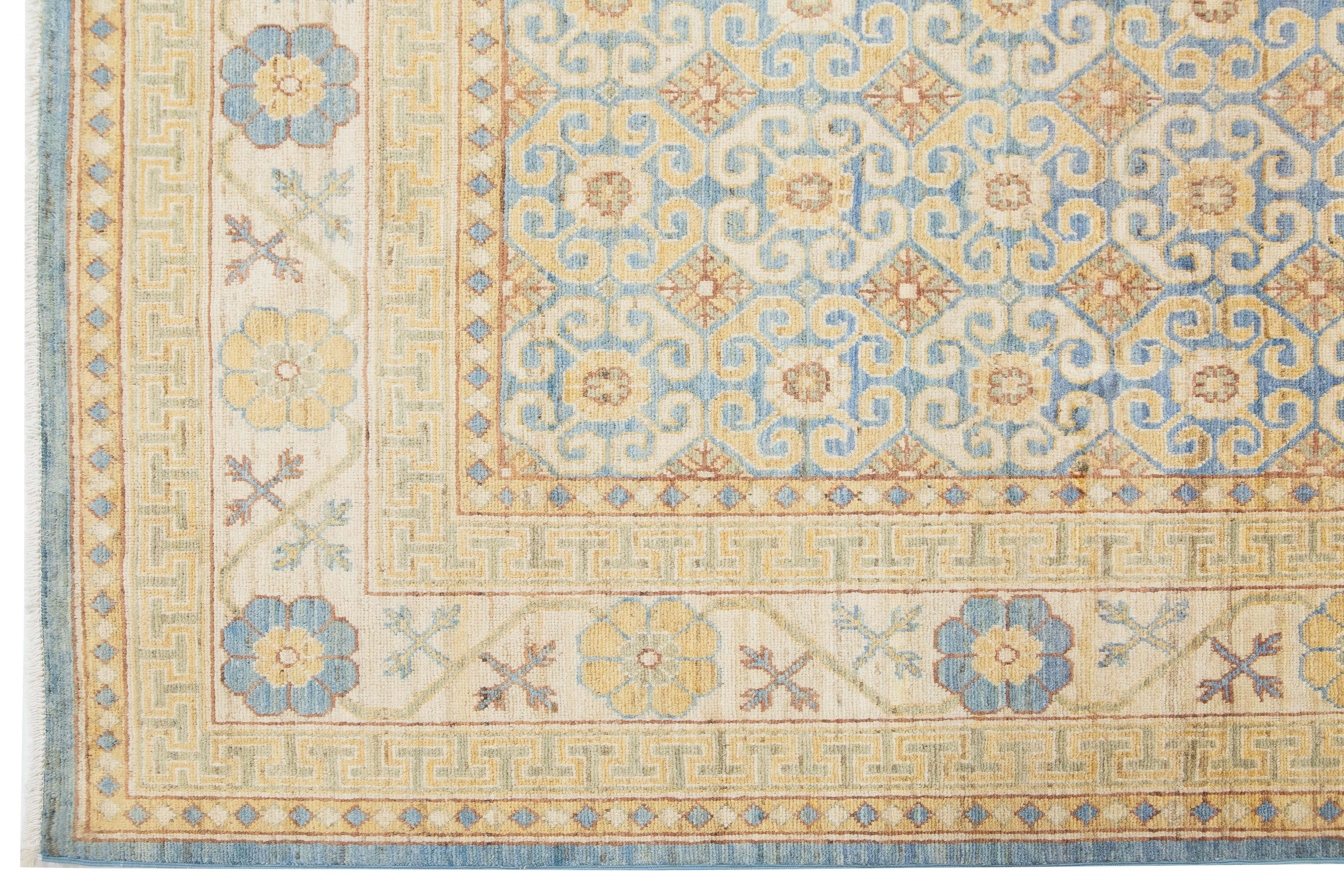 Tapis moderne Khotan en laine fait à la main avec motif sur toute sa surface en beige et bleu en vente 2