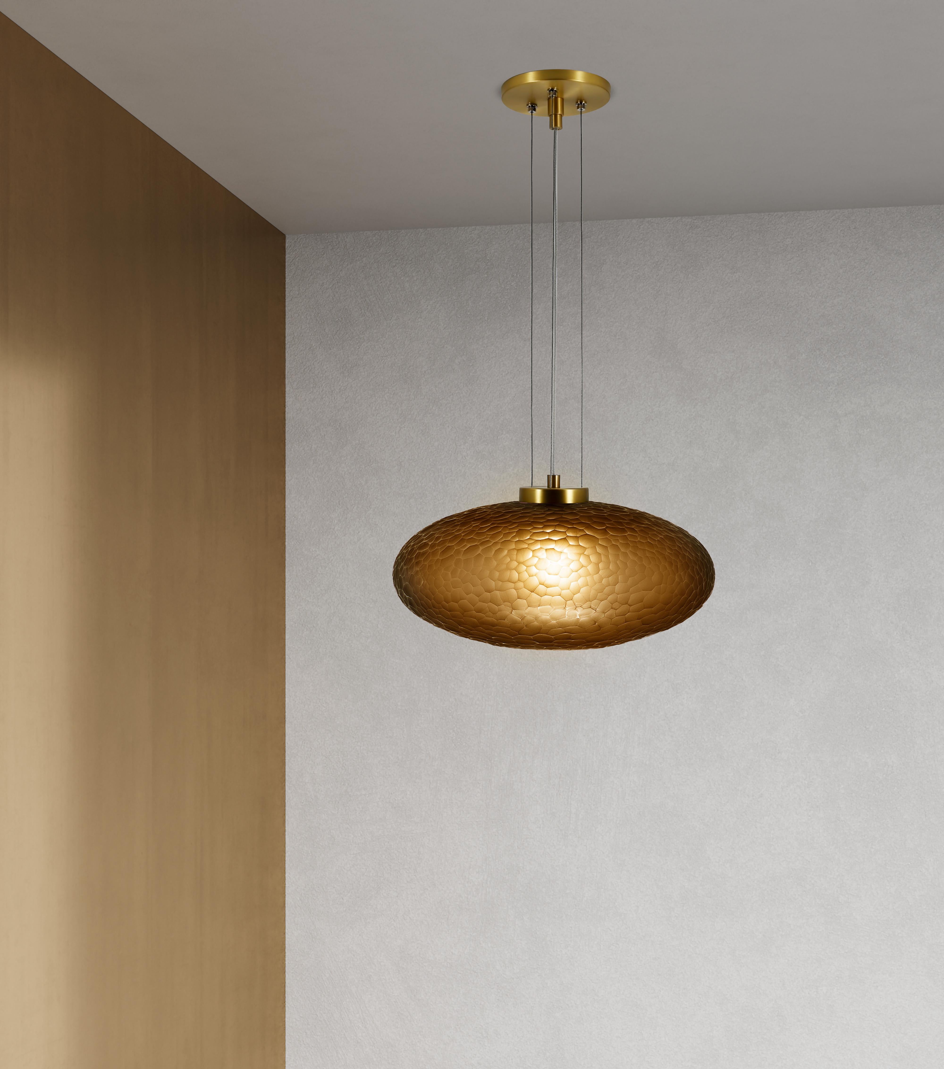 Inspired by the 70s Avant-Garde aesthetic, the Lennox’s hand-carved Battuto finish lends an elevated ambiance to its retro, oval silhouette. Whether as a pendant or sconce, the special glow of the Lennox glass stands out with a brilliant halo