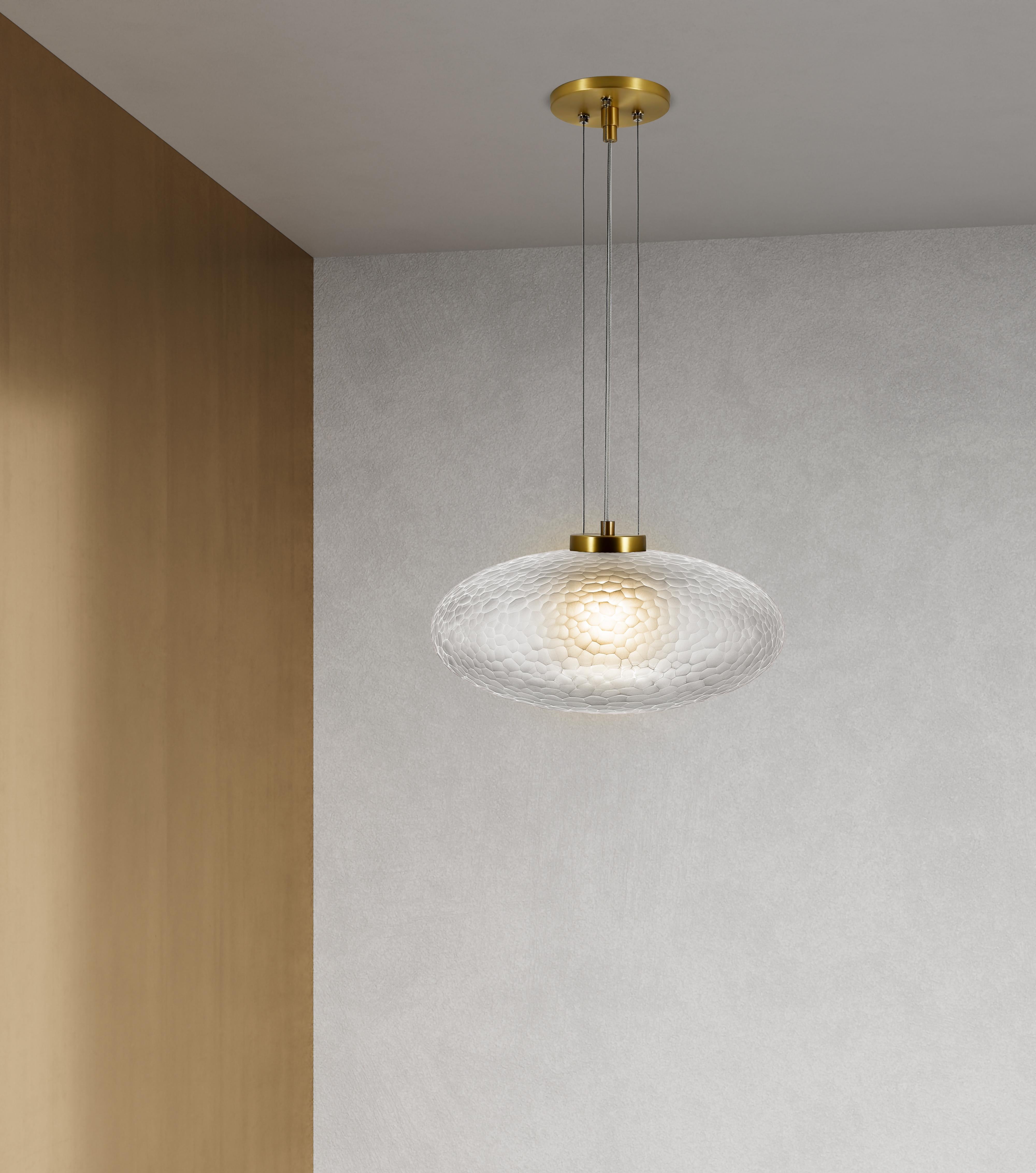 Inspired by the 70s avant-garde aesthetic, the Lennox’s hand-carved Battuto finish lends an elevated ambiance to its retro, oval silhouette. Whether as a pendant or sconce, the special glow of the Lennox glass stands out with a brilliant halo