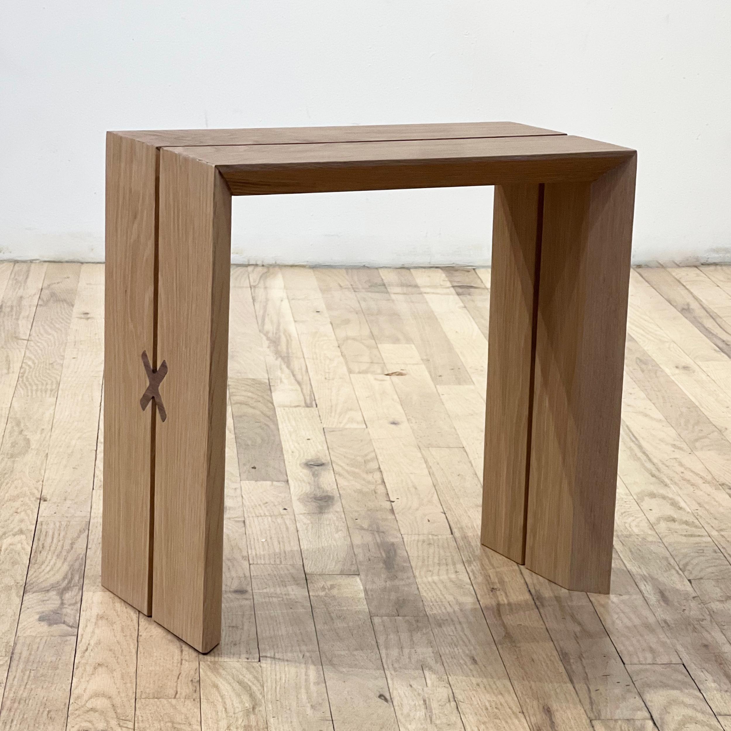 Mit diesem Hocker wollten wir die Grenzen der Struktur sowohl in der Physik als auch in der Ästhetik verschieben.
Der Hocker wird aus einem einzigen langen, handverlesenen Brett gesägt und sorgfältig auf Gehrung gefräst, wobei die Gehrungsfuge von