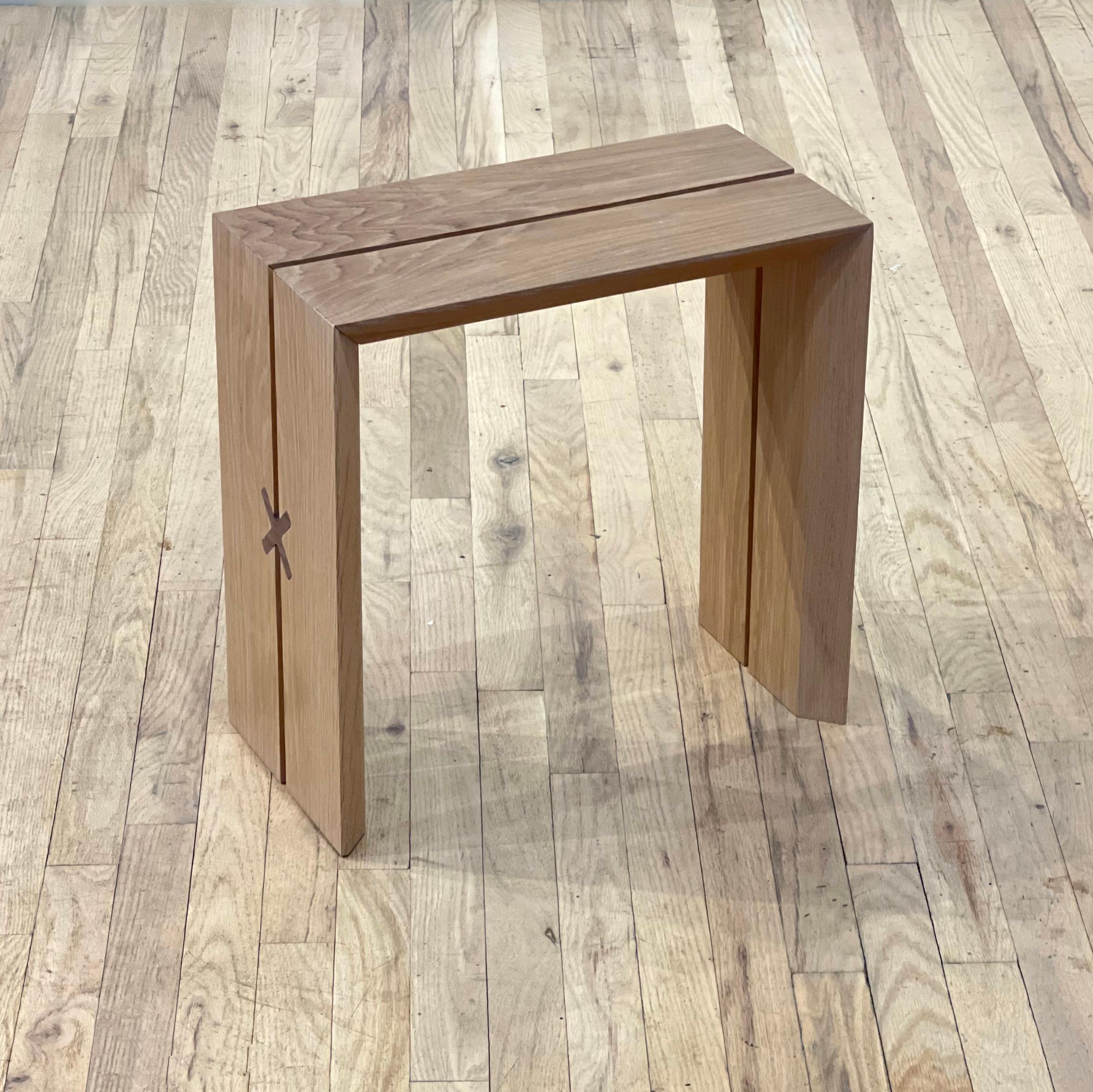 Handmade Modern Minimal Cut Hocker Weiß Eiche (amerikanisch) im Angebot