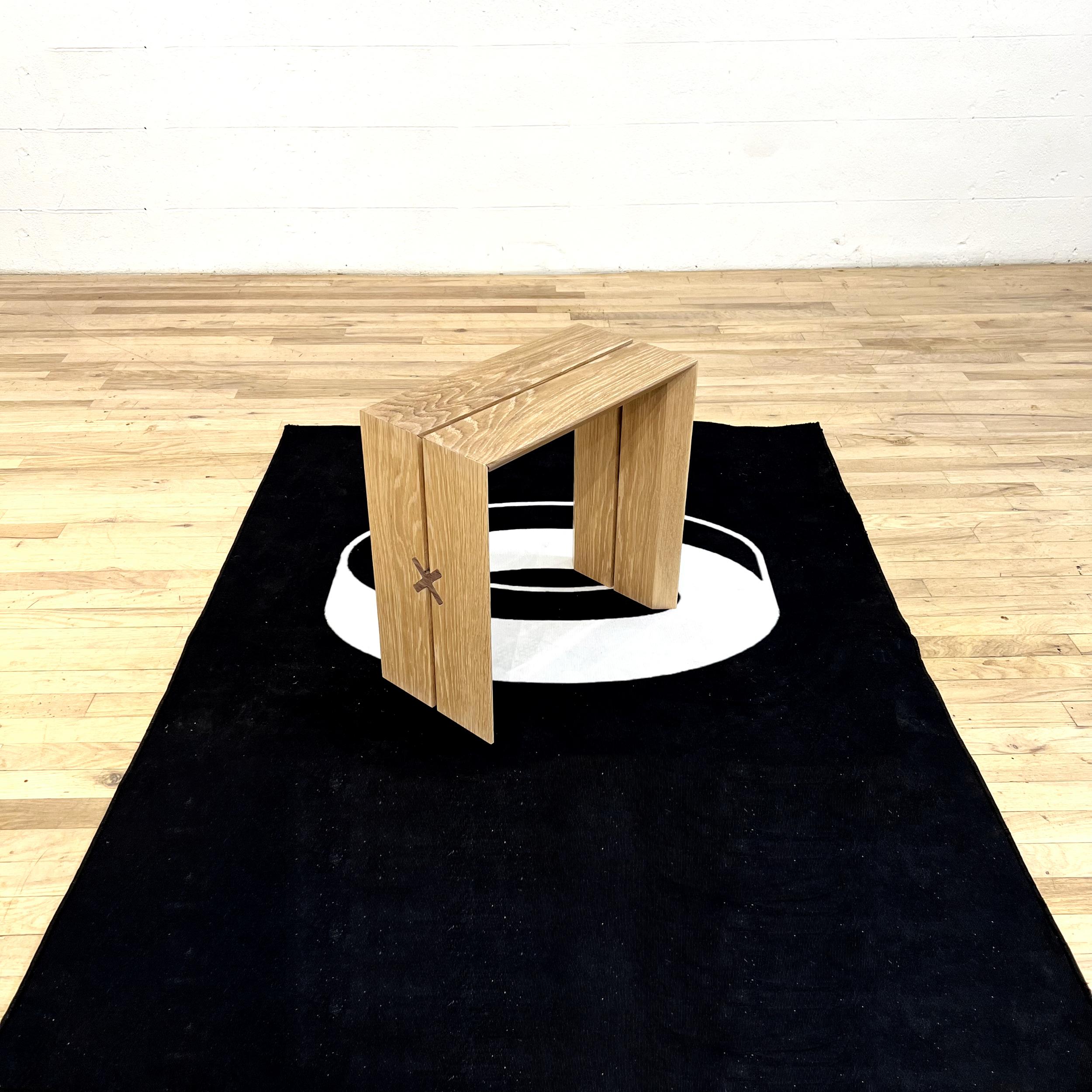 Handmade Modern Minimal Cut Hocker Weiß Eiche (Holzarbeit) im Angebot