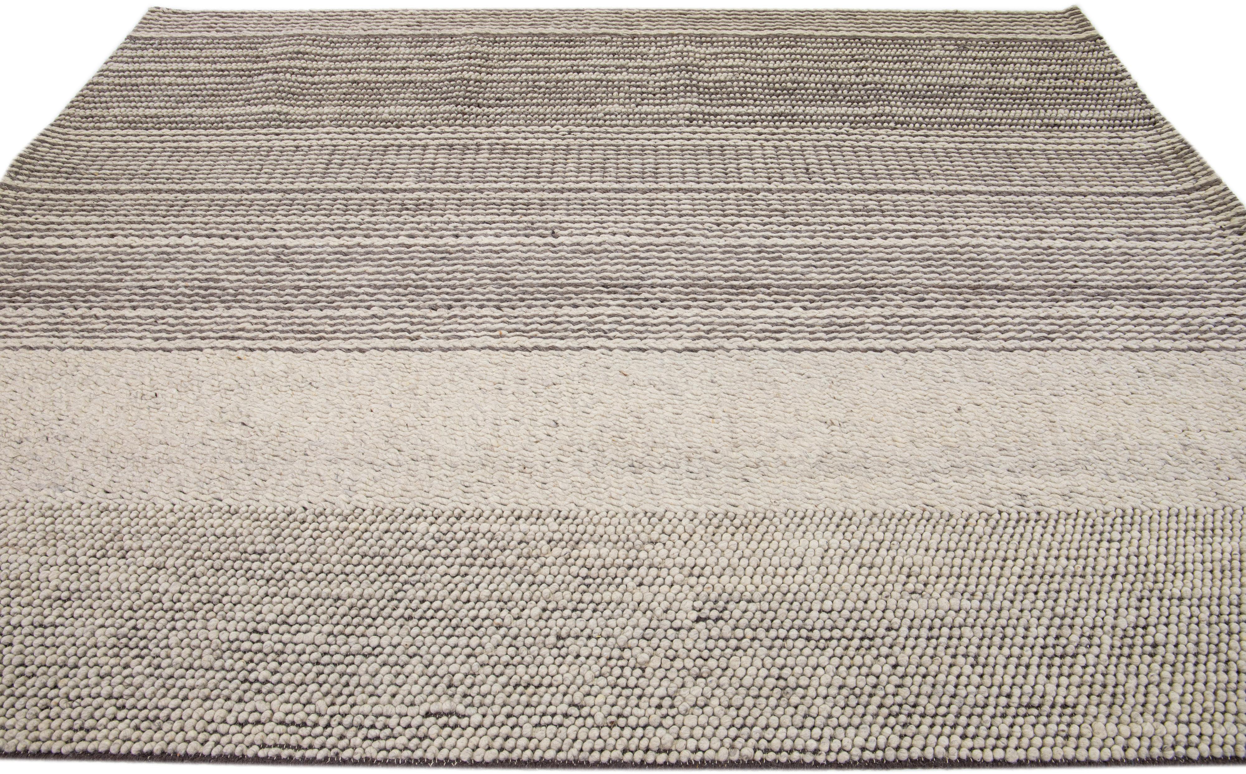 Handgefertigter moderner minimalistischer Wollteppich im Texturstil mit beigefarbenem Farbfeld (Indisch) im Angebot
