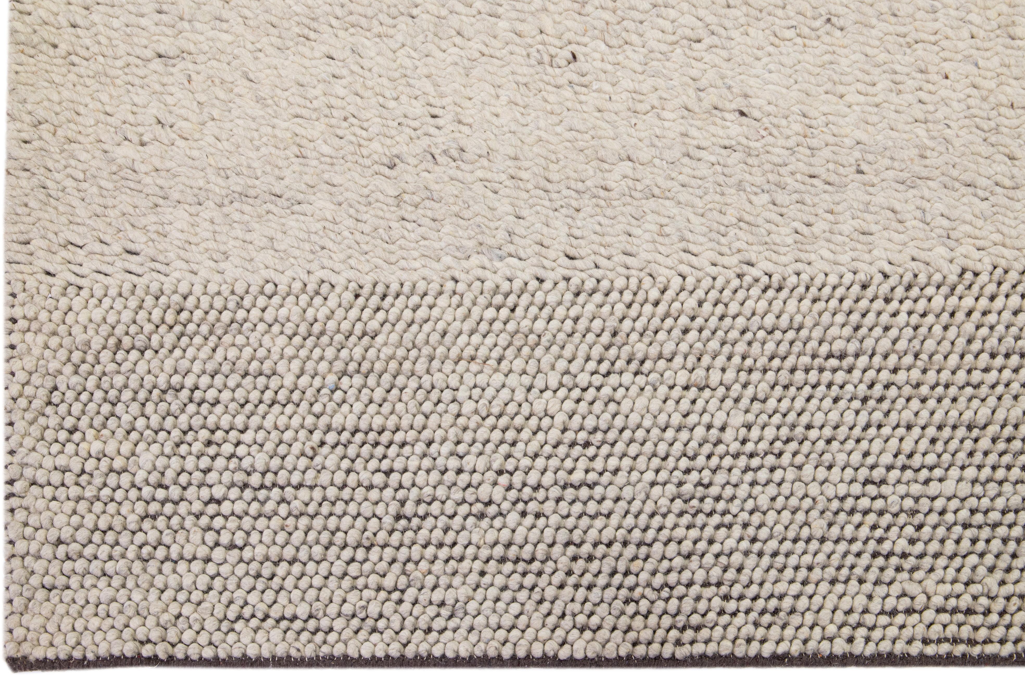 Handgefertigter moderner minimalistischer Wollteppich im Texturstil mit beigefarbenem Farbfeld (Handgeknüpft) im Angebot