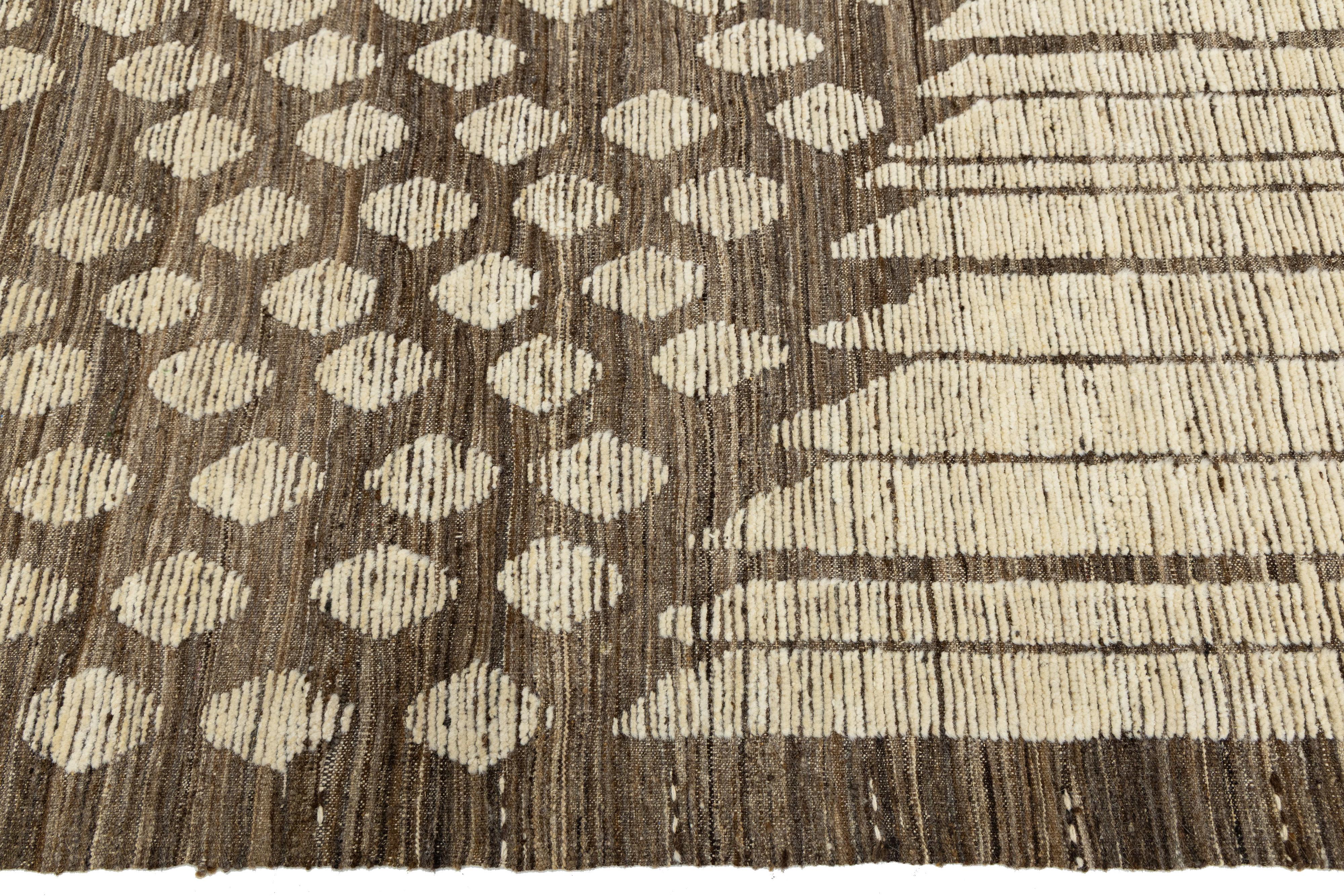 Tappeto in lana marrone marocchino moderno fatto a mano con design geometrico grafico in vendita 2