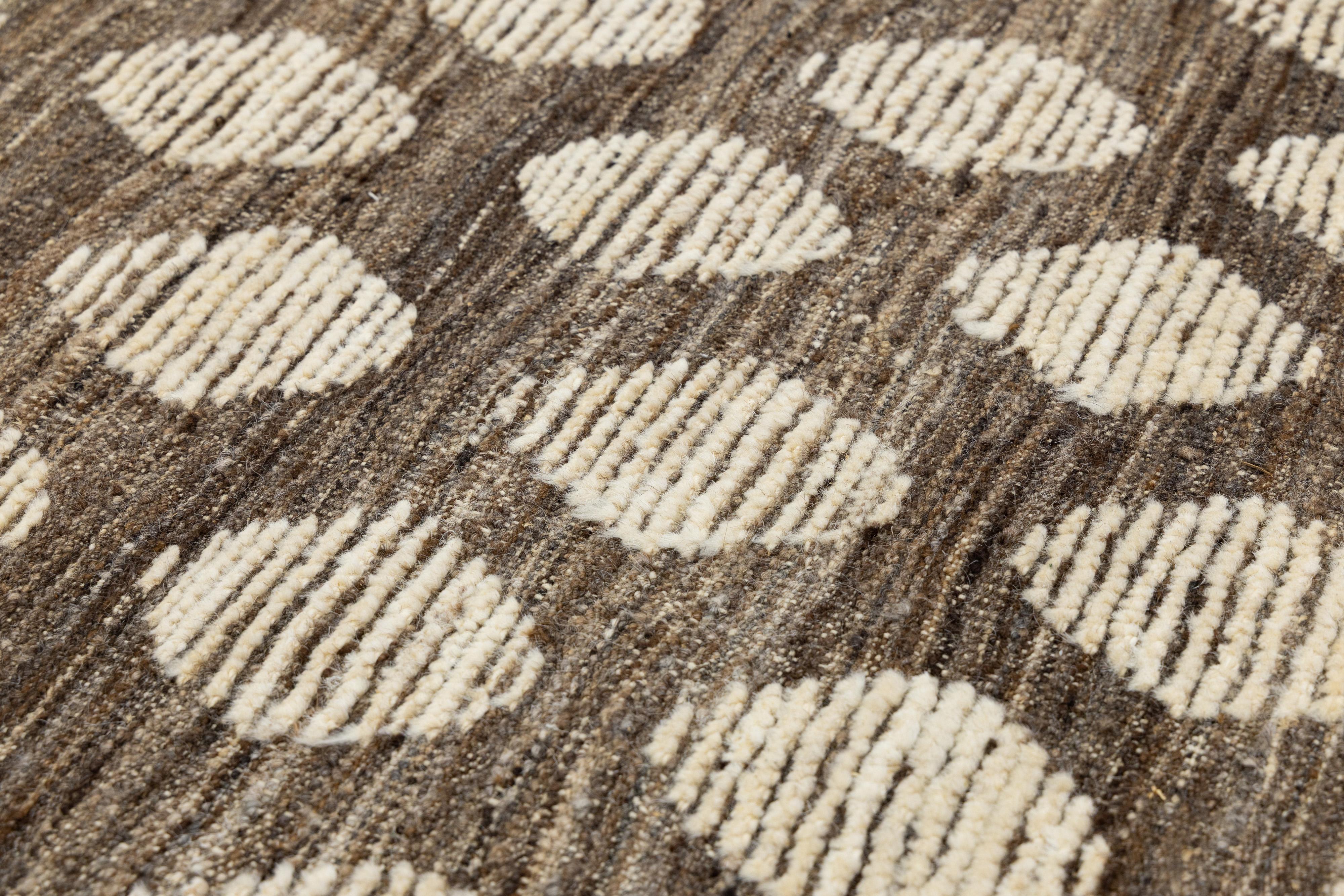 Tappeto in lana marrone marocchino moderno fatto a mano con design geometrico grafico in vendita 3