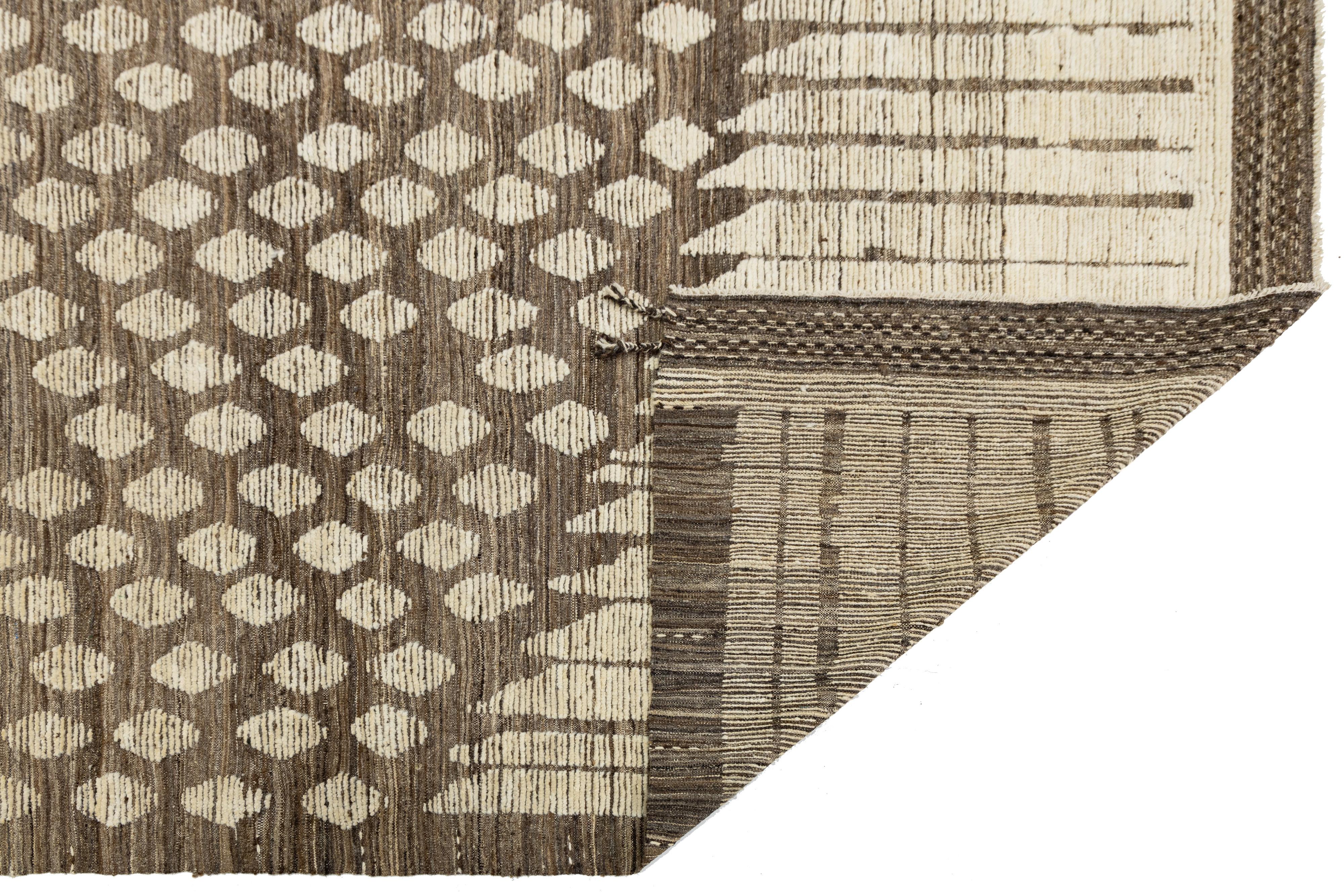 Moderno Tappeto in lana marrone marocchino moderno fatto a mano con design geometrico grafico in vendita