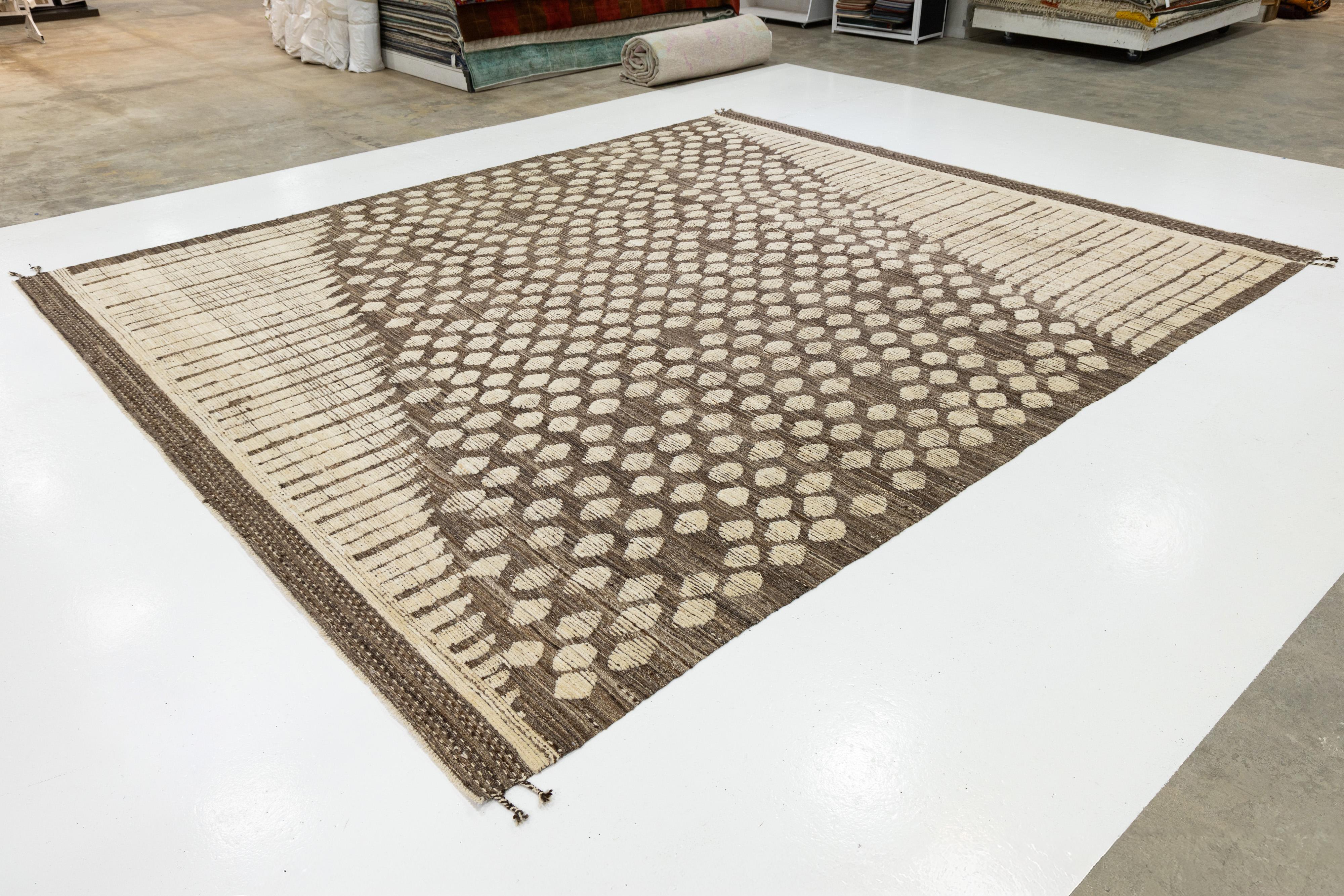 Indiano Tappeto in lana marrone marocchino moderno fatto a mano con design geometrico grafico in vendita