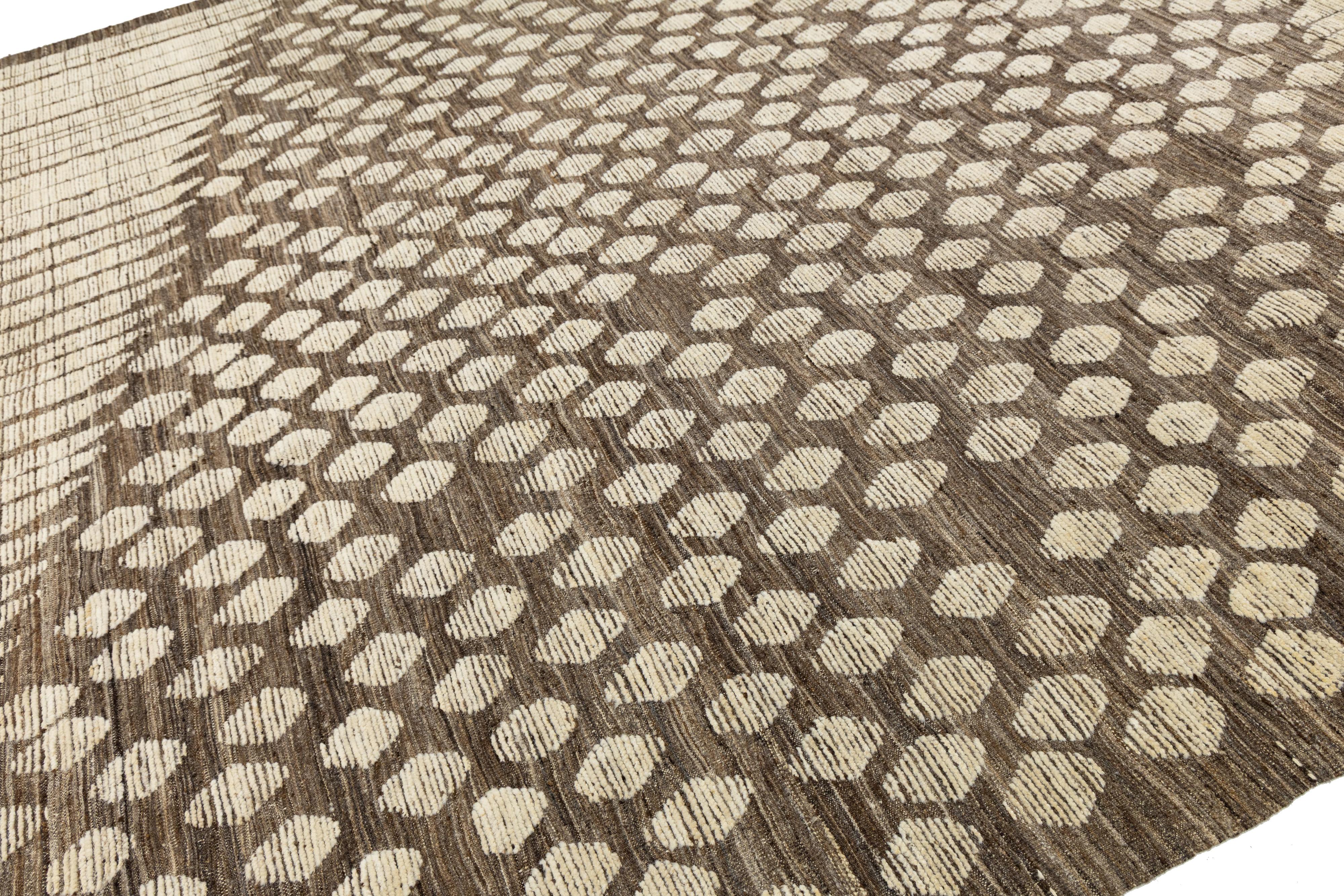 Annodato a mano Tappeto in lana marrone marocchino moderno fatto a mano con design geometrico grafico in vendita