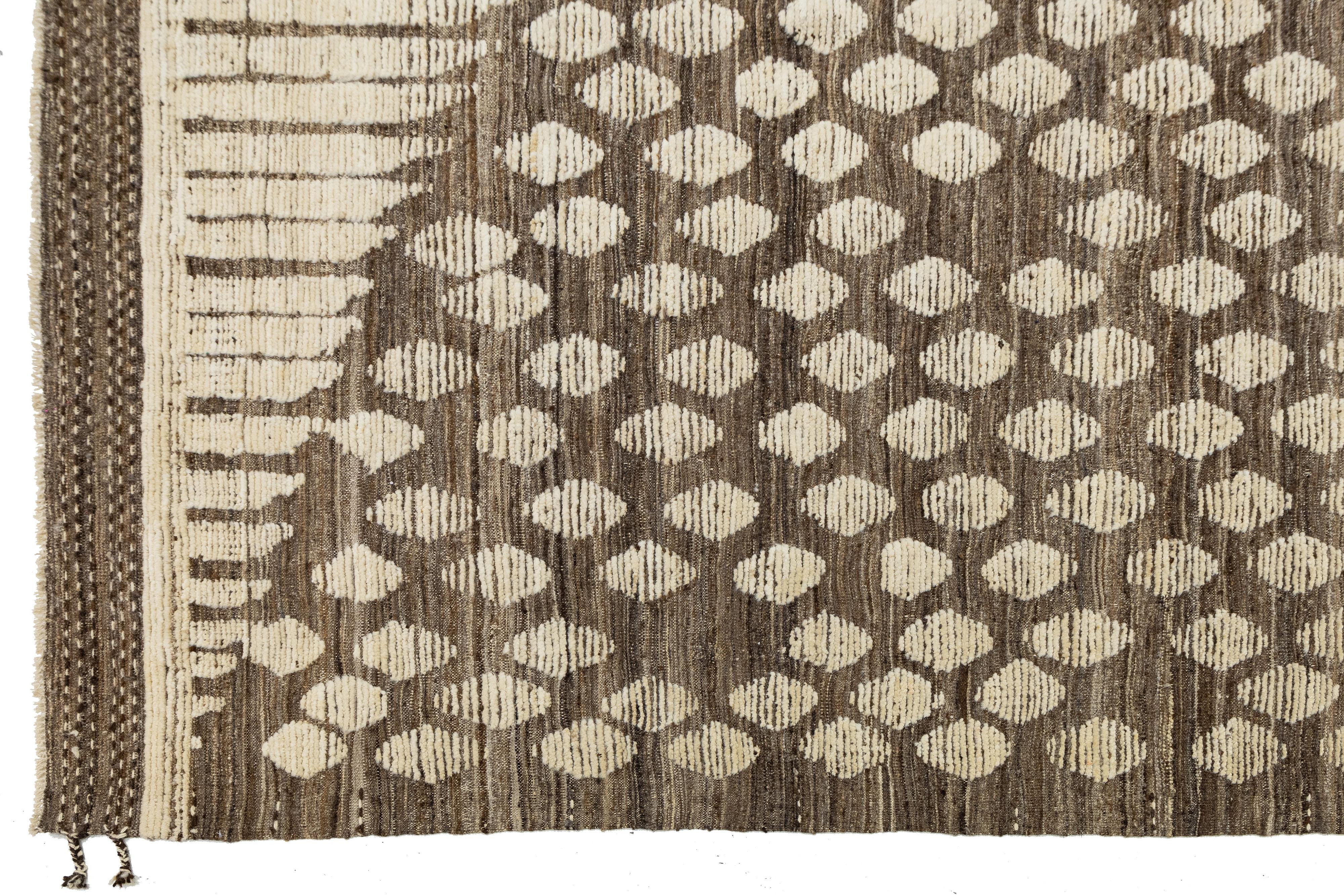 Tappeto in lana marrone marocchino moderno fatto a mano con design geometrico grafico In condizioni Nuovo in vendita a Norwalk, CT