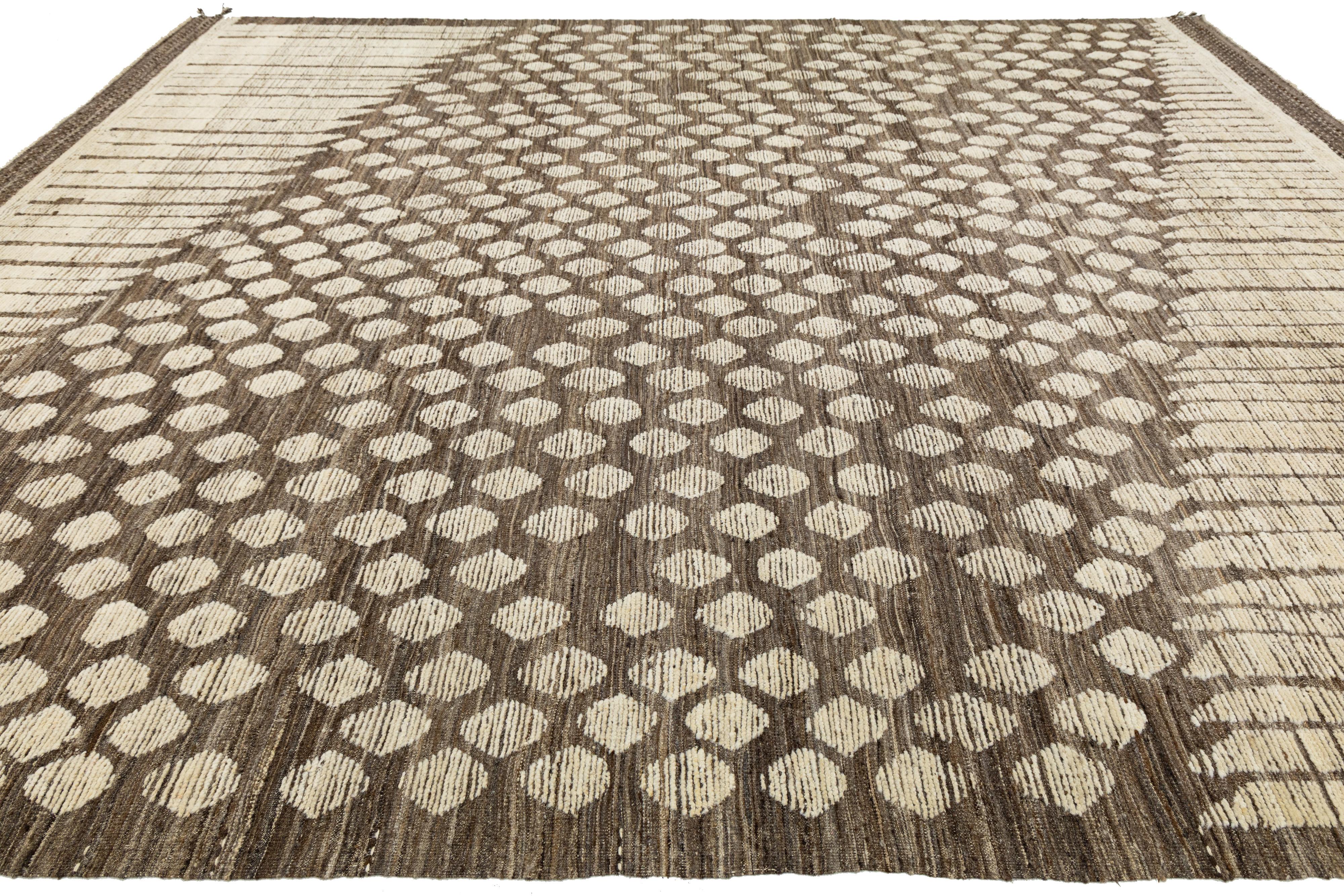 XXI secolo e contemporaneo Tappeto in lana marrone marocchino moderno fatto a mano con design geometrico grafico in vendita