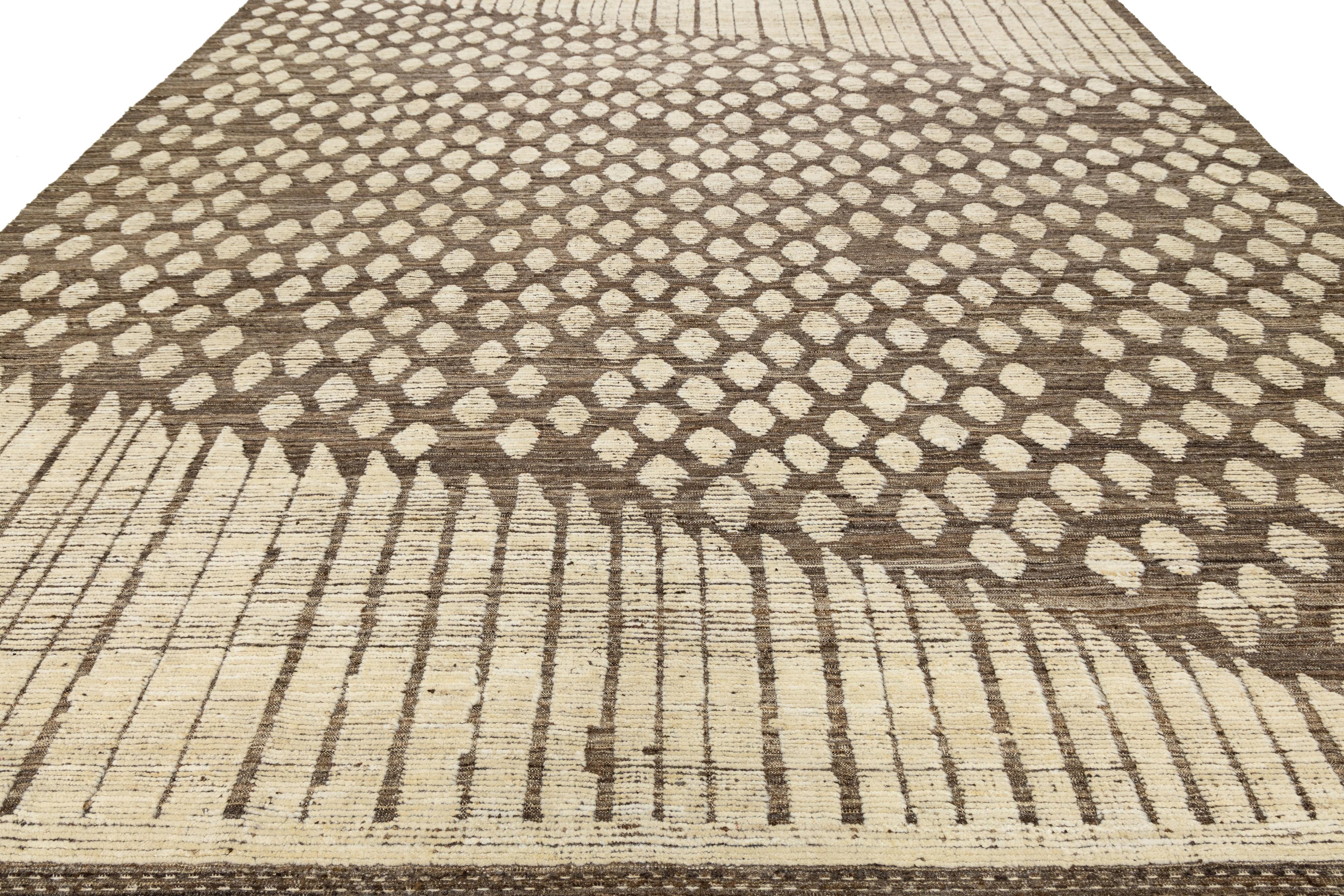 Lana Tappeto in lana marrone marocchino moderno fatto a mano con design geometrico grafico in vendita