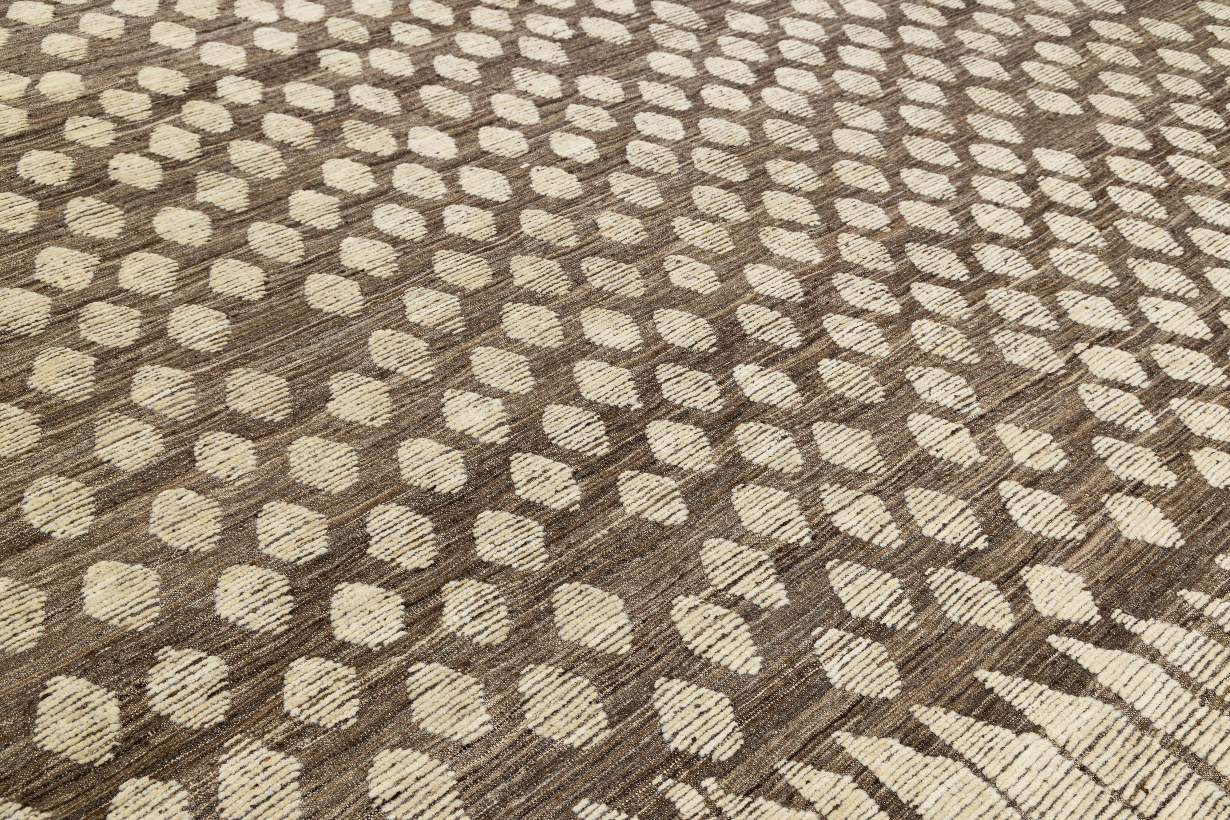 Tappeto in lana marrone marocchino moderno fatto a mano con design geometrico grafico in vendita 1