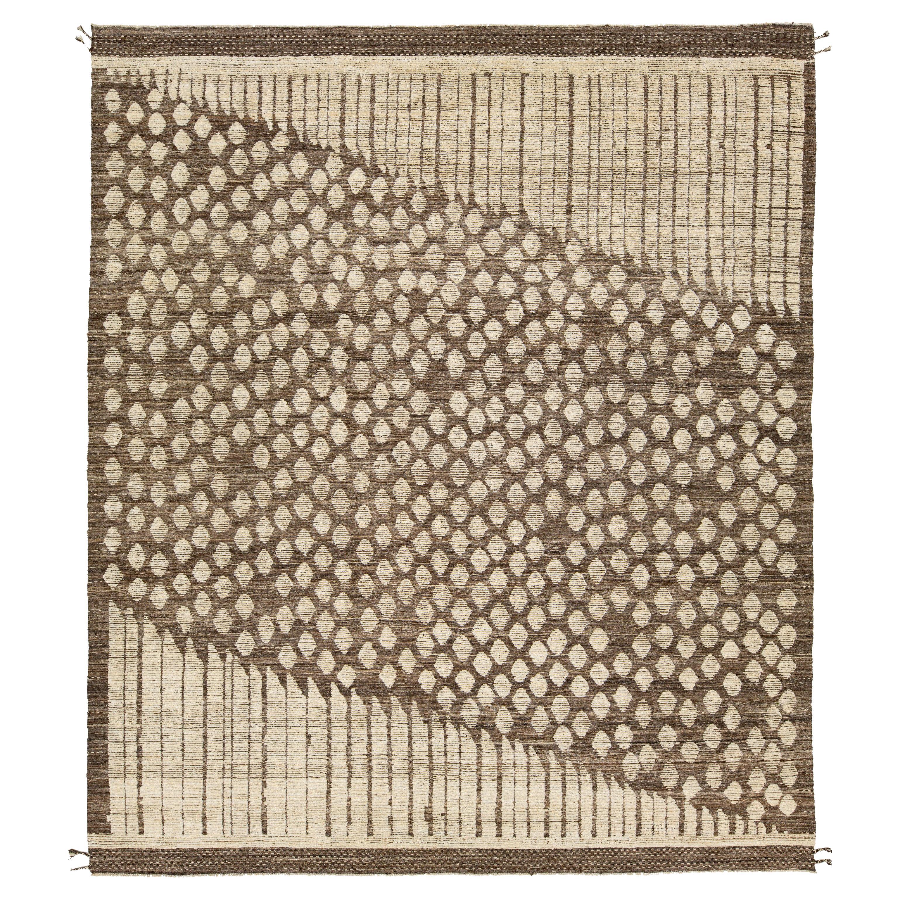 Handgefertigter moderner marokkanischer Wollteppich in Braun mit grafischem Geometriedesign