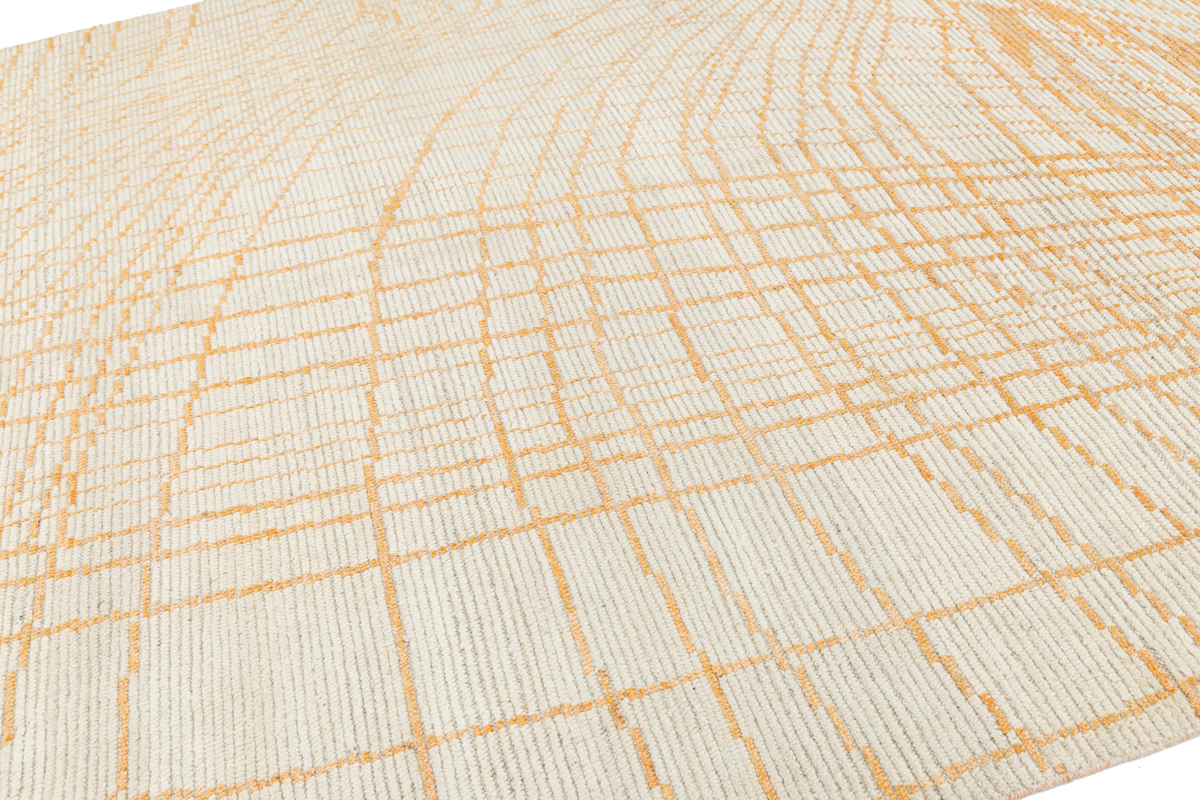 Handmade Modern Moroccan Style Beige and Orange Wool Rug With Abstract Design en venta 2