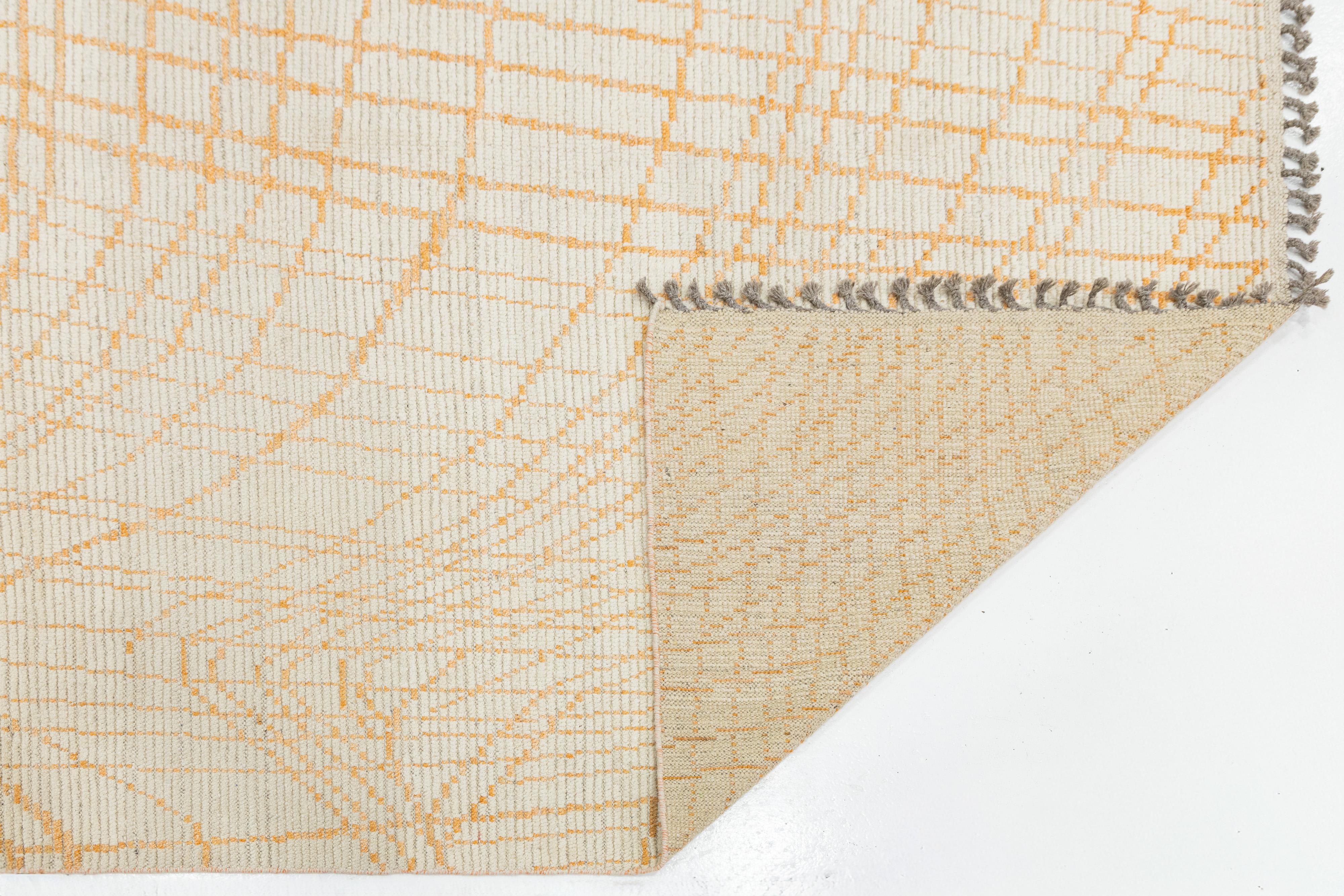 Handmade Modern Moroccan Style Beige and Orange Wool Rug With Abstract Design Moderno en venta