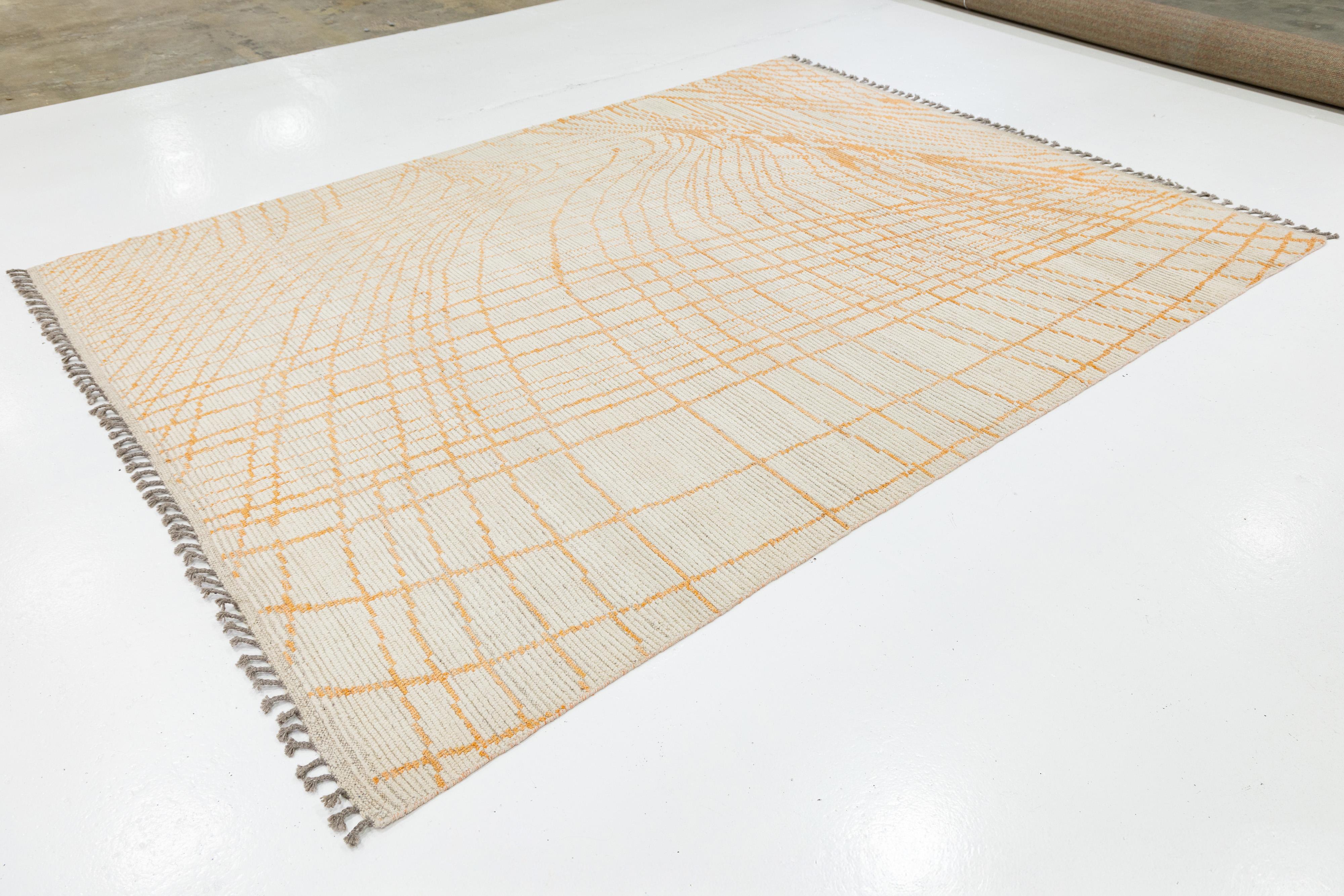 Handmade Modern Moroccan Style Beige and Orange Wool Rug With Abstract Design Pakistaní en venta