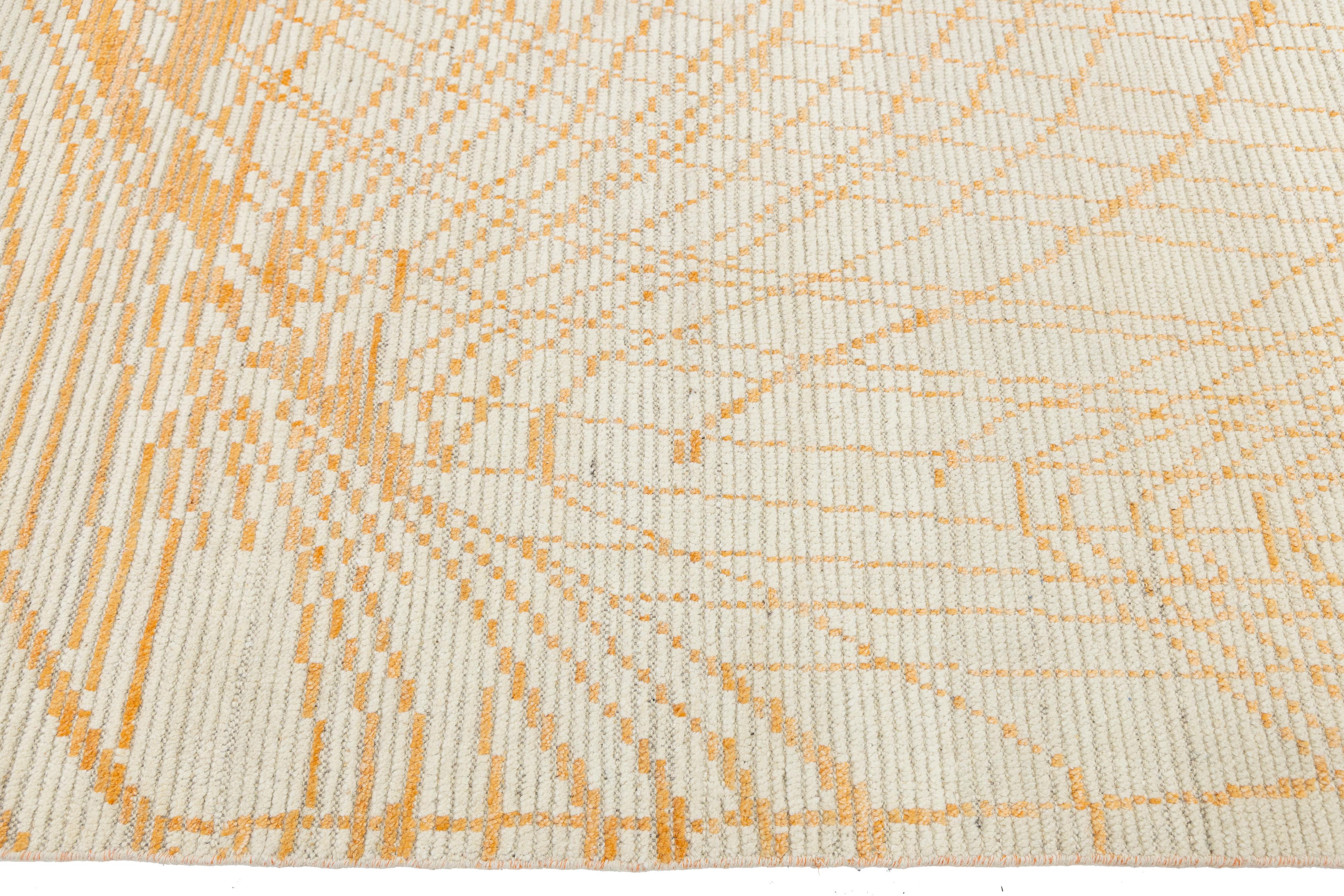 Handmade Modern Moroccan Style Beige and Orange Wool Rug With Abstract Design Anudado a mano en venta
