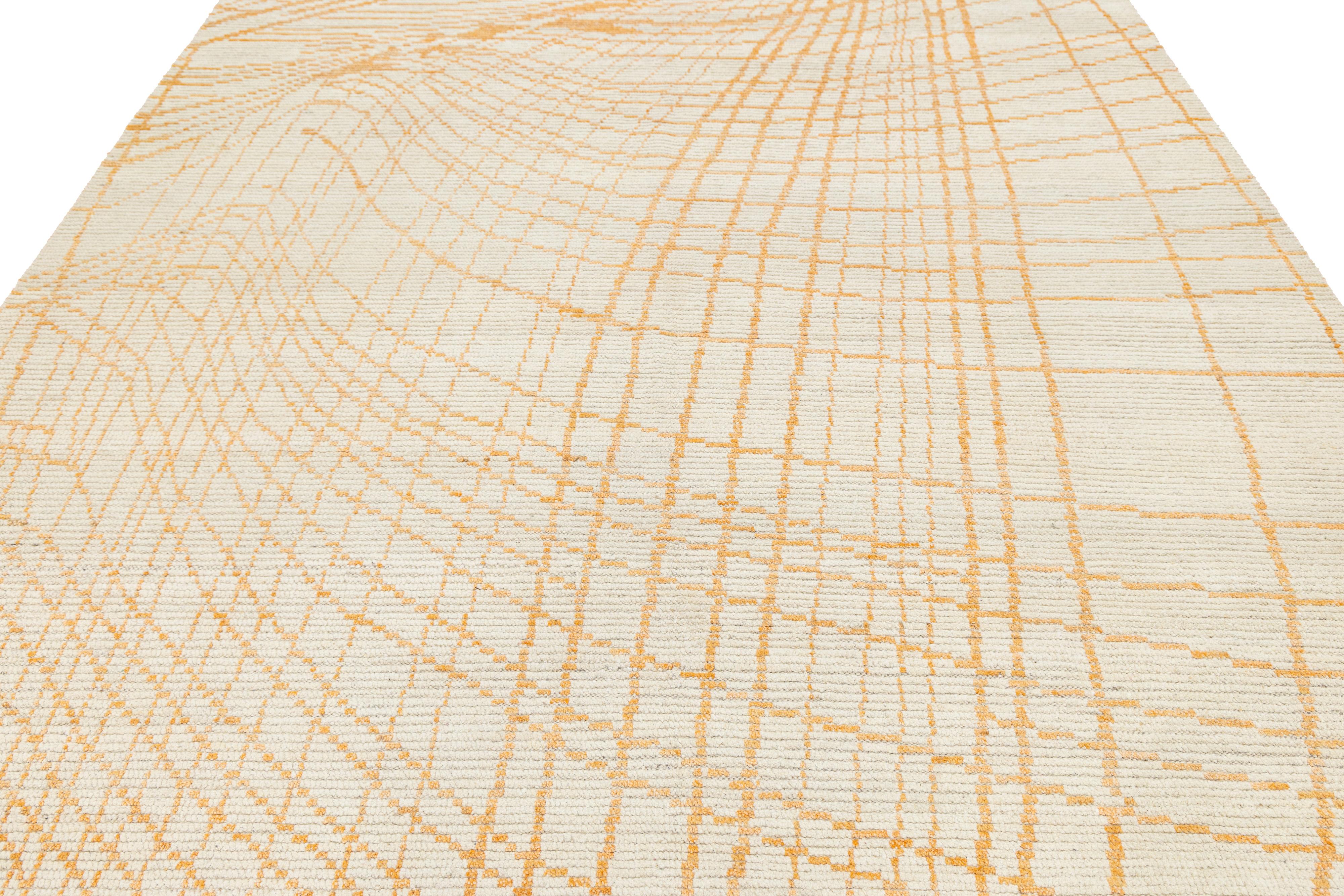 Handmade Modern Moroccan Style Beige and Orange Wool Rug With Abstract Design Siglo XXI y contemporáneo en venta