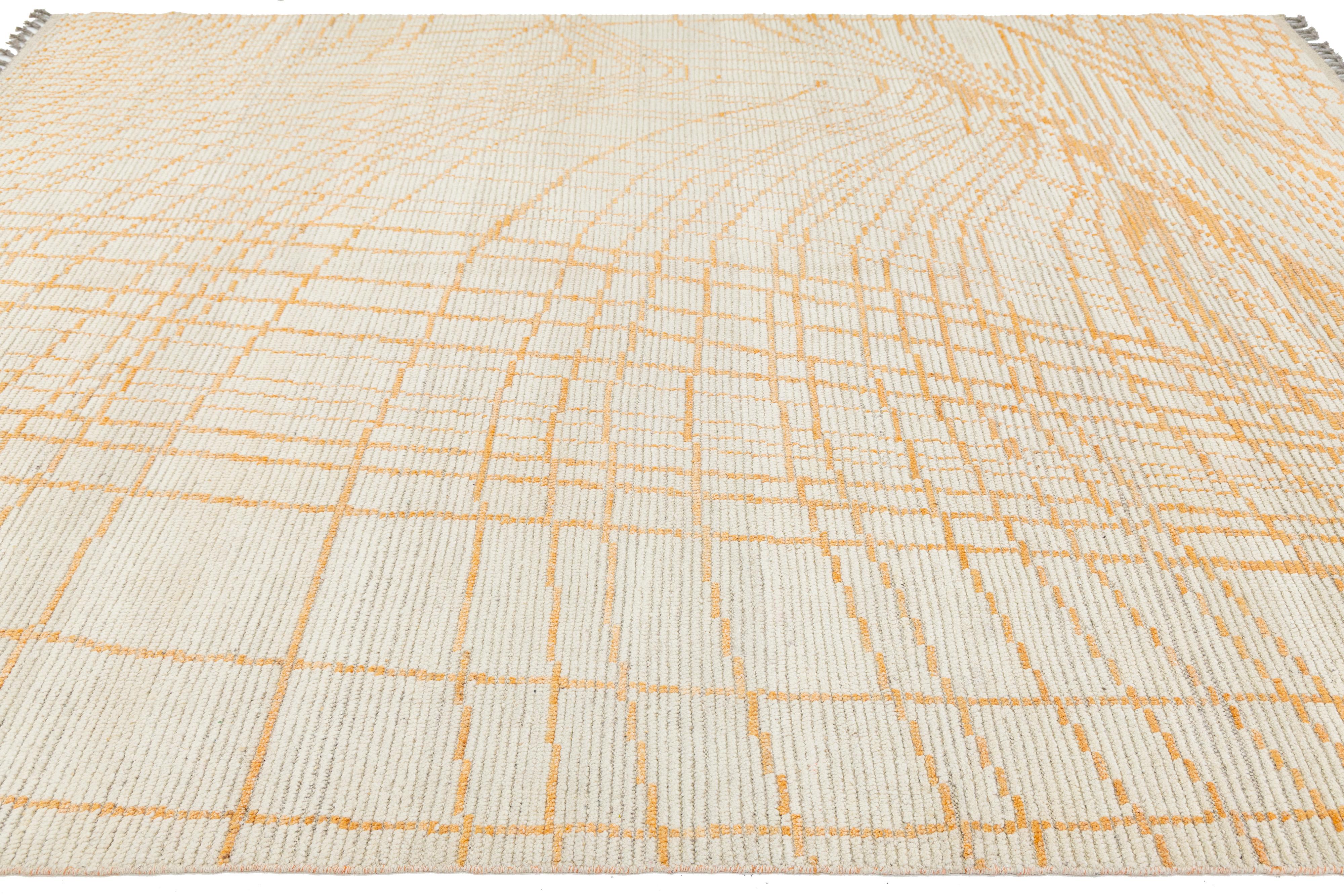 Handmade Modern Moroccan Style Beige and Orange Wool Rug With Abstract Design en venta 1