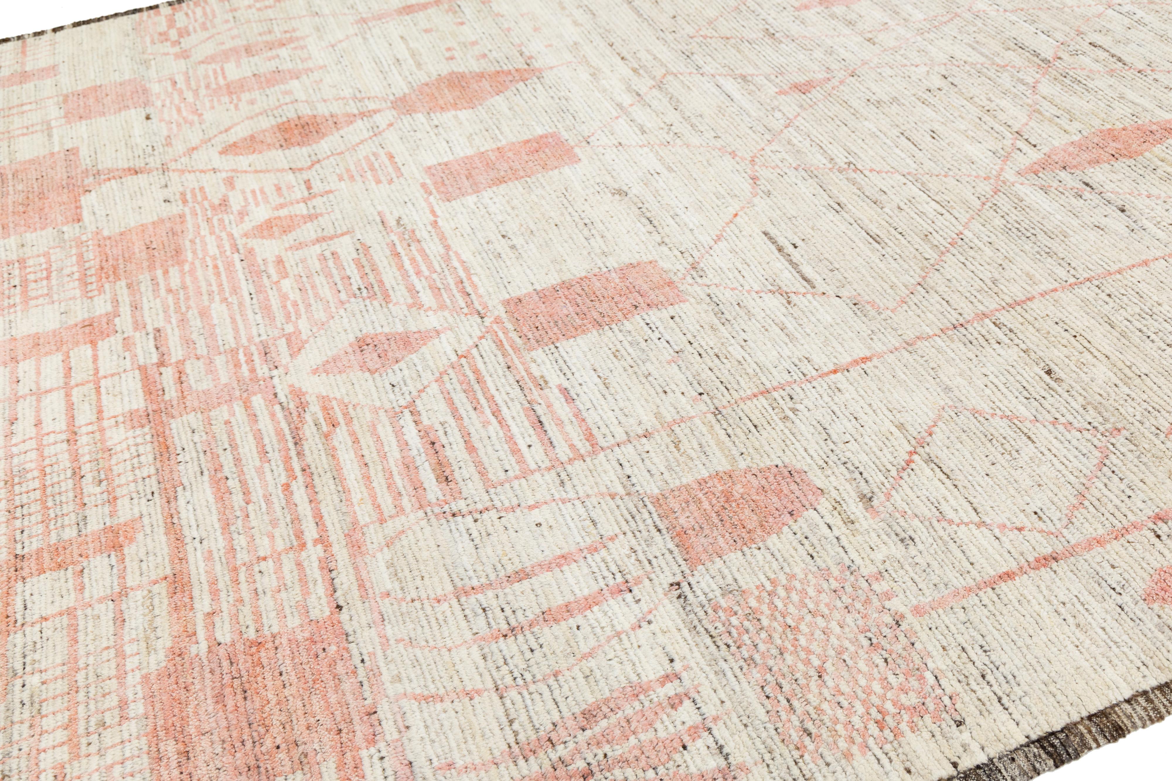 Handmade Modern Moroccan Style Beige Wool Rug With Geometry Design im Angebot 3