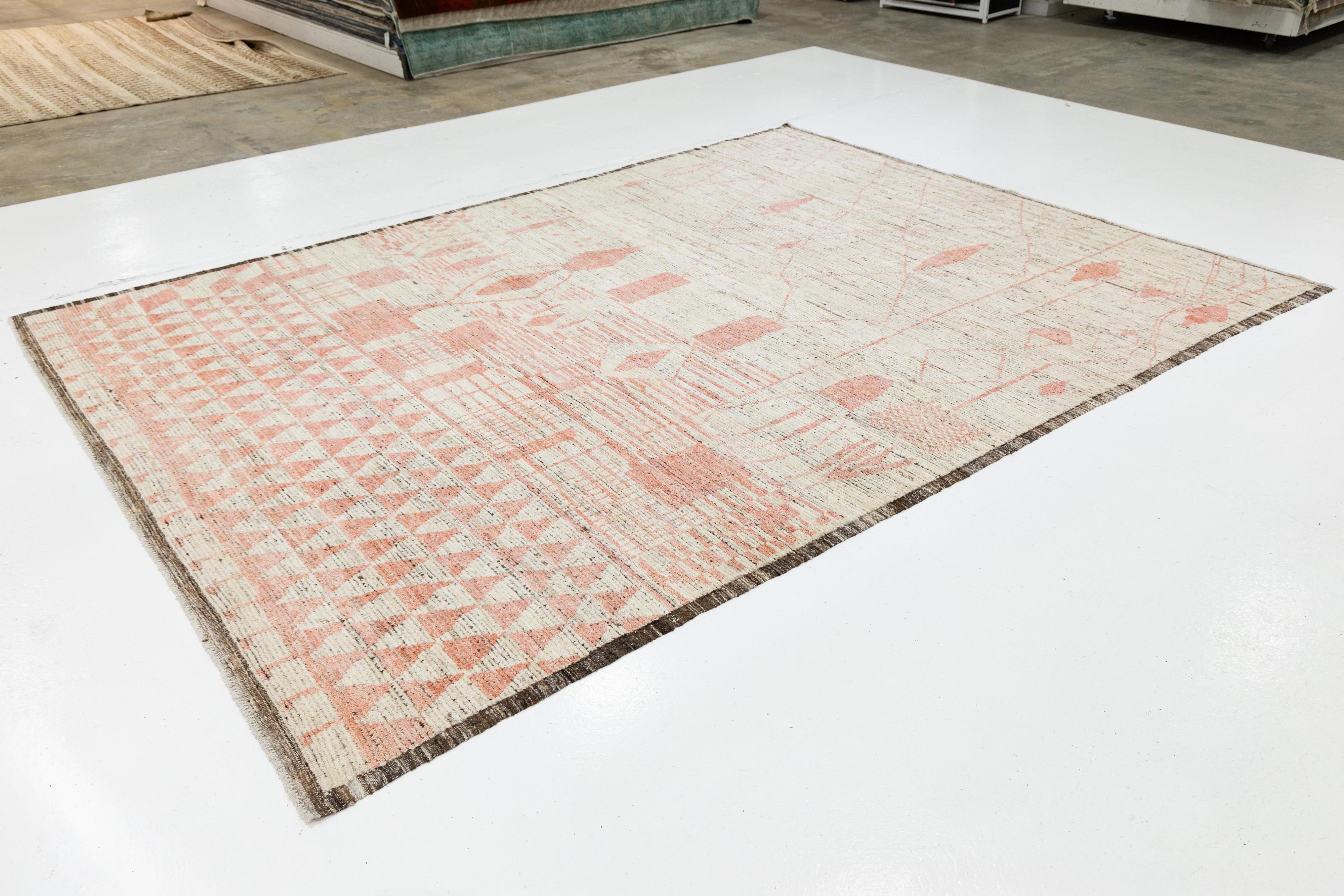 Handmade Modern Moroccan Style Beige Wool Rug With Geometry Design (Moderne) im Angebot