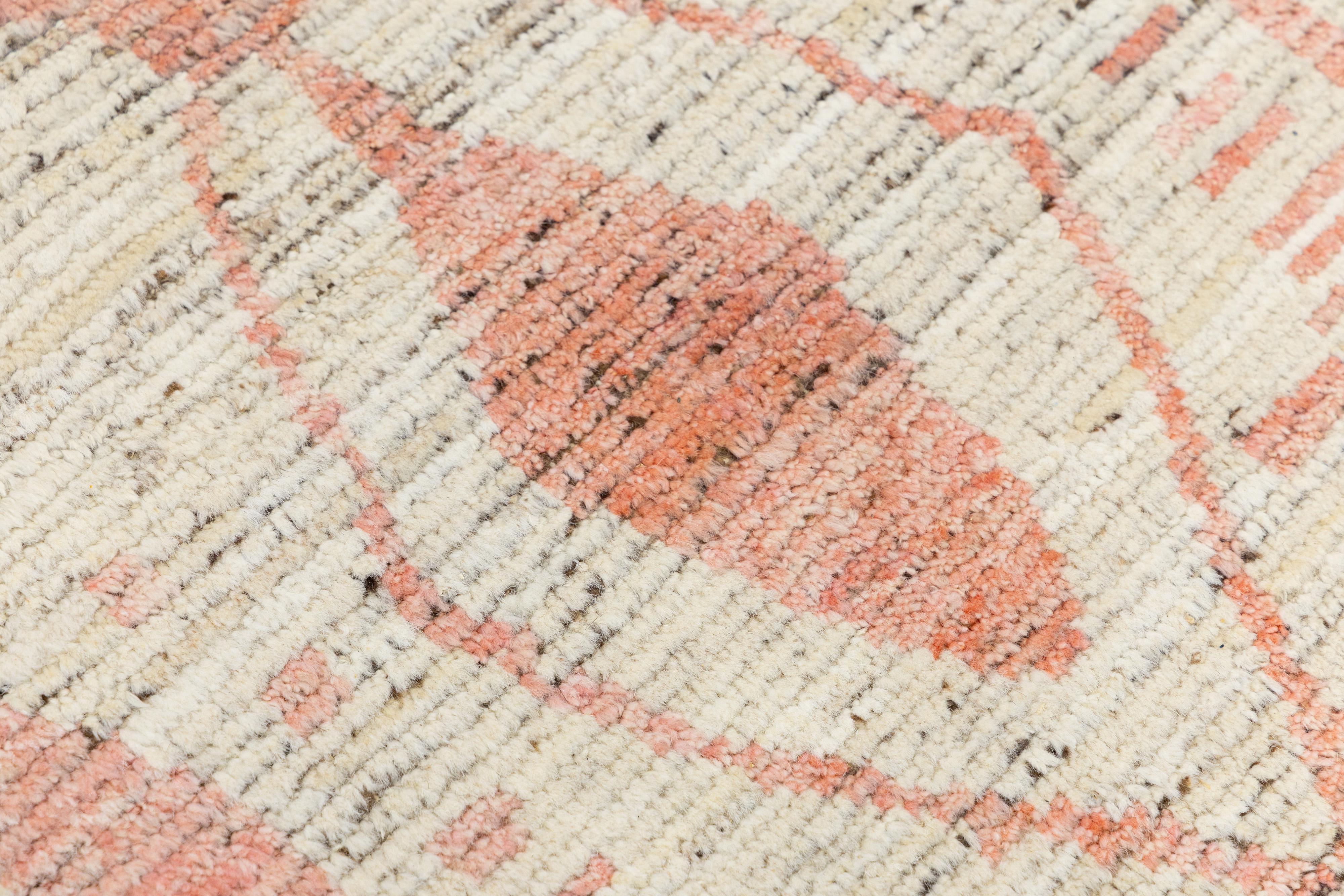 Handmade Modern Moroccan Style Beige Wool Rug With Geometry Design (Pakistanisch) im Angebot