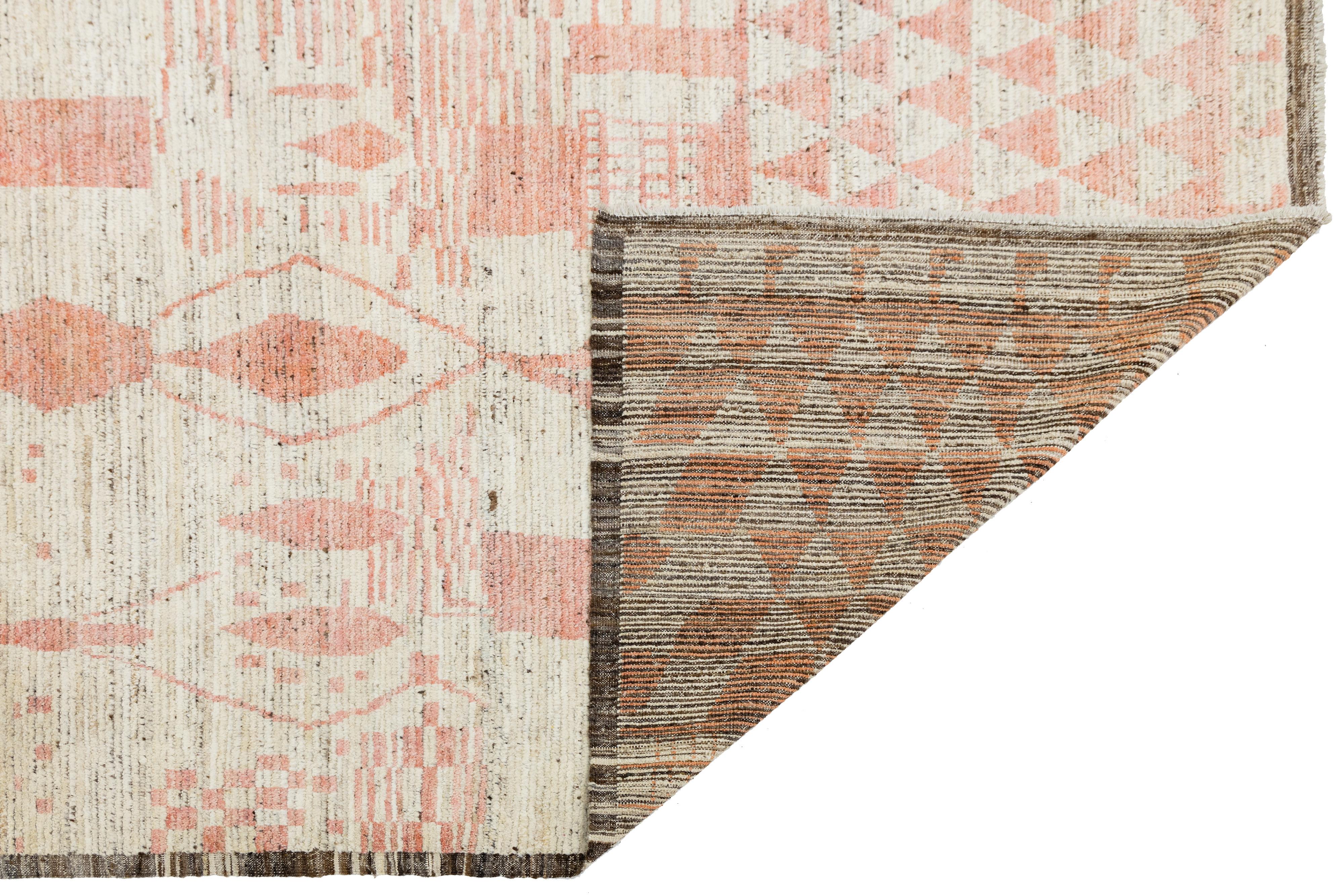 Handmade Modern Moroccan Style Beige Wool Rug With Geometry Design (Handgeknüpft) im Angebot