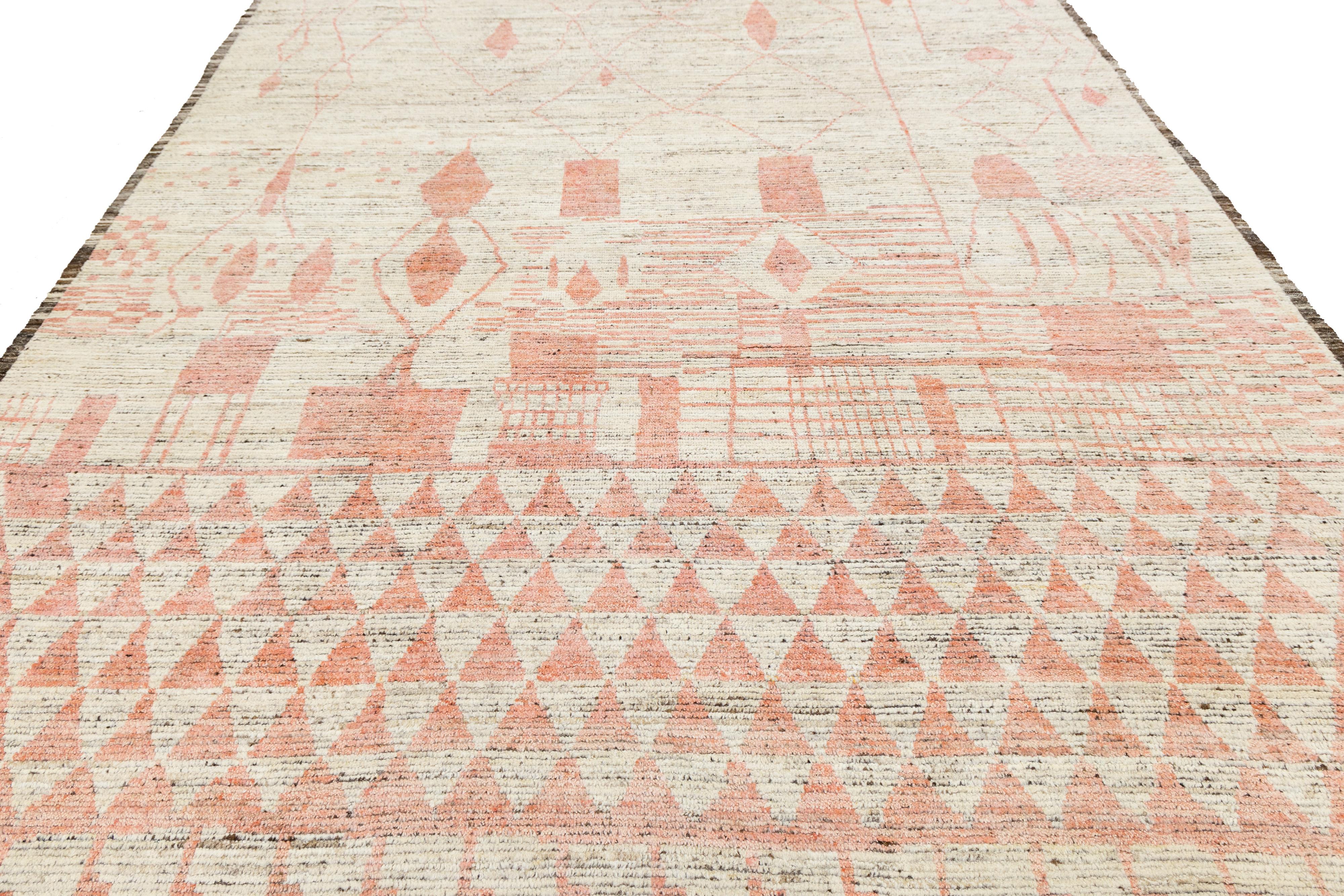 Handmade Modern Moroccan Style Beige Wool Rug With Geometry Design (Wolle) im Angebot