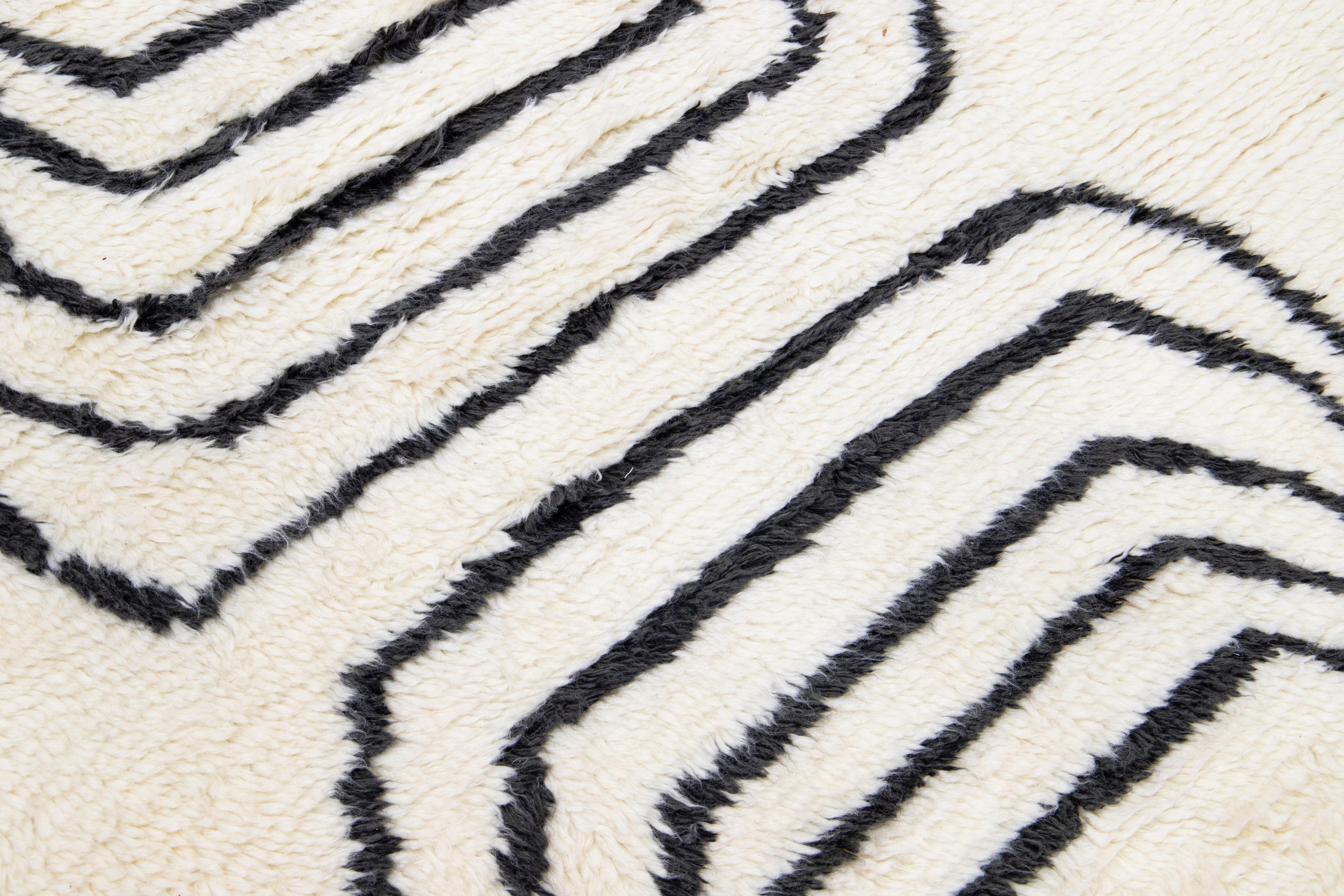 Organique  Tapis en laine ivoire de style marocain moderne fait à la main avec un design minimaliste par Apadana en vente