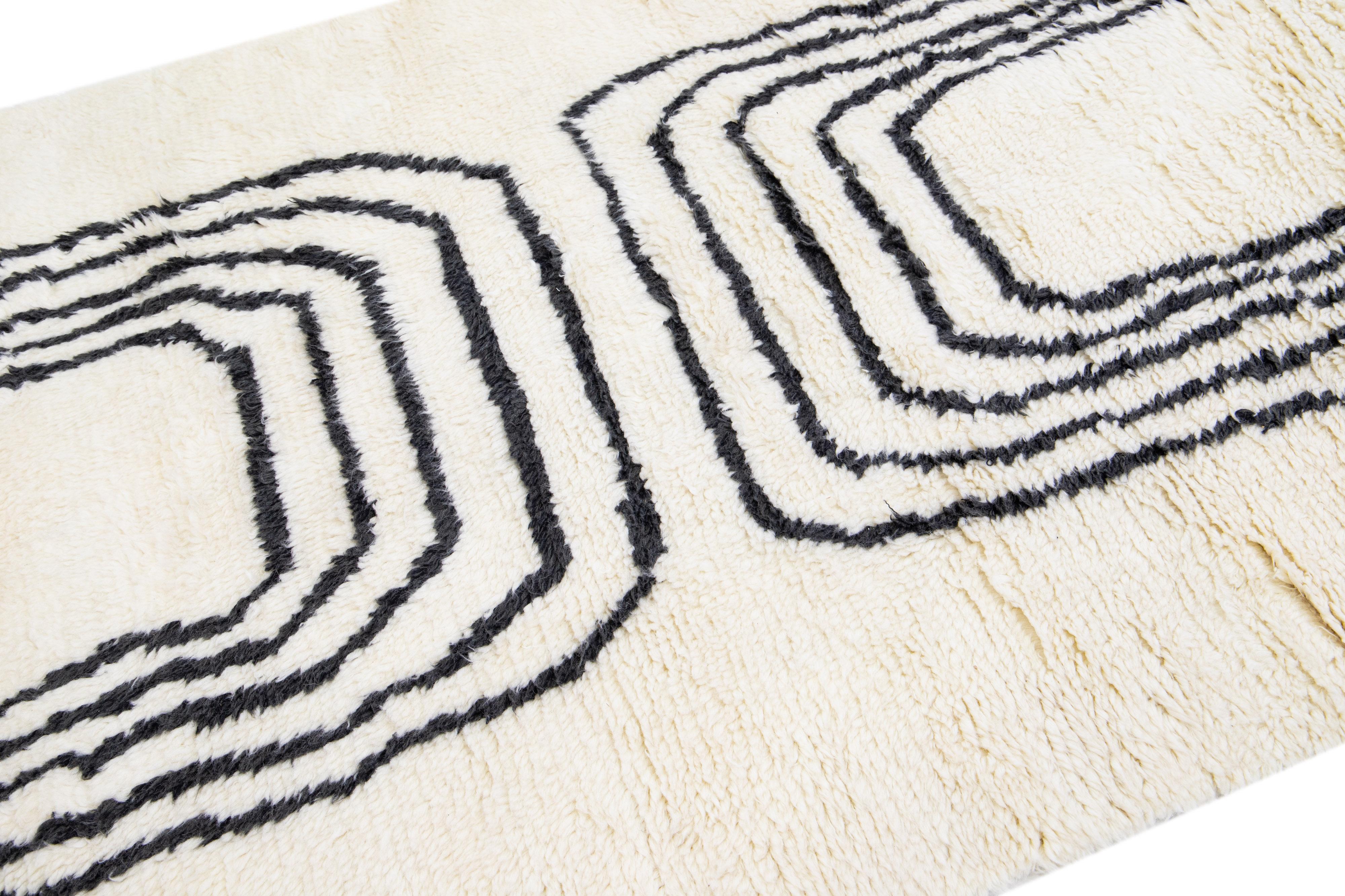 Indien  Tapis en laine ivoire de style marocain moderne fait à la main avec un design minimaliste par Apadana en vente