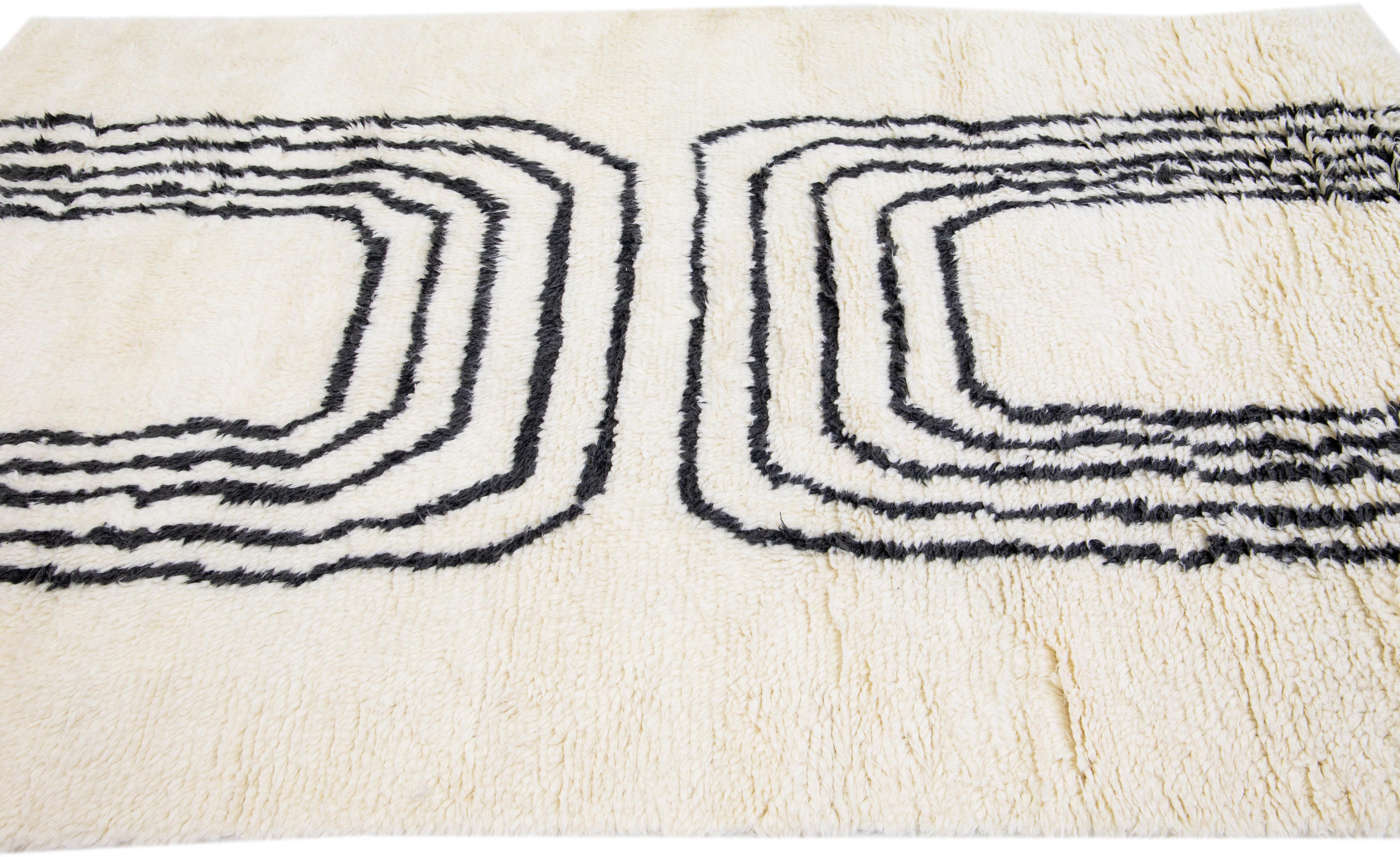Noué à la main  Tapis en laine ivoire de style marocain moderne fait à la main avec un design minimaliste par Apadana en vente
