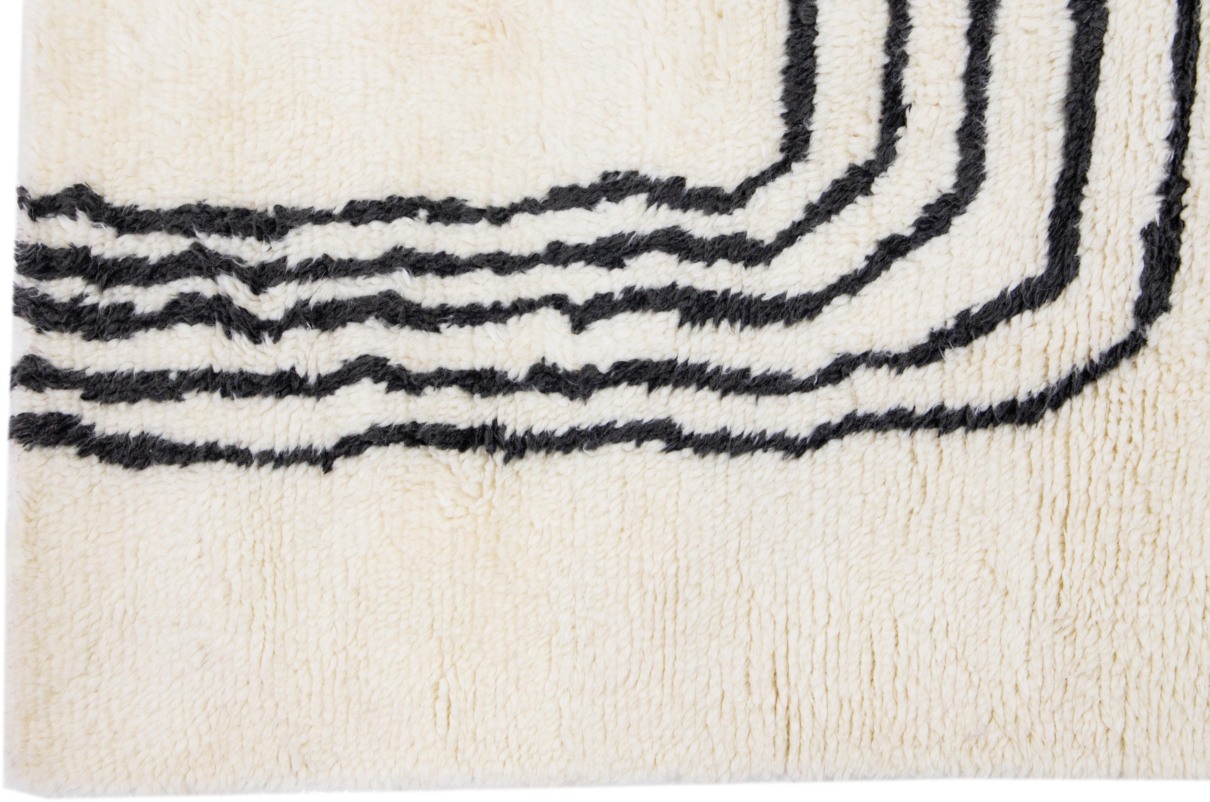  Tapis en laine ivoire de style marocain moderne fait à la main avec un design minimaliste par Apadana Neuf - En vente à Norwalk, CT