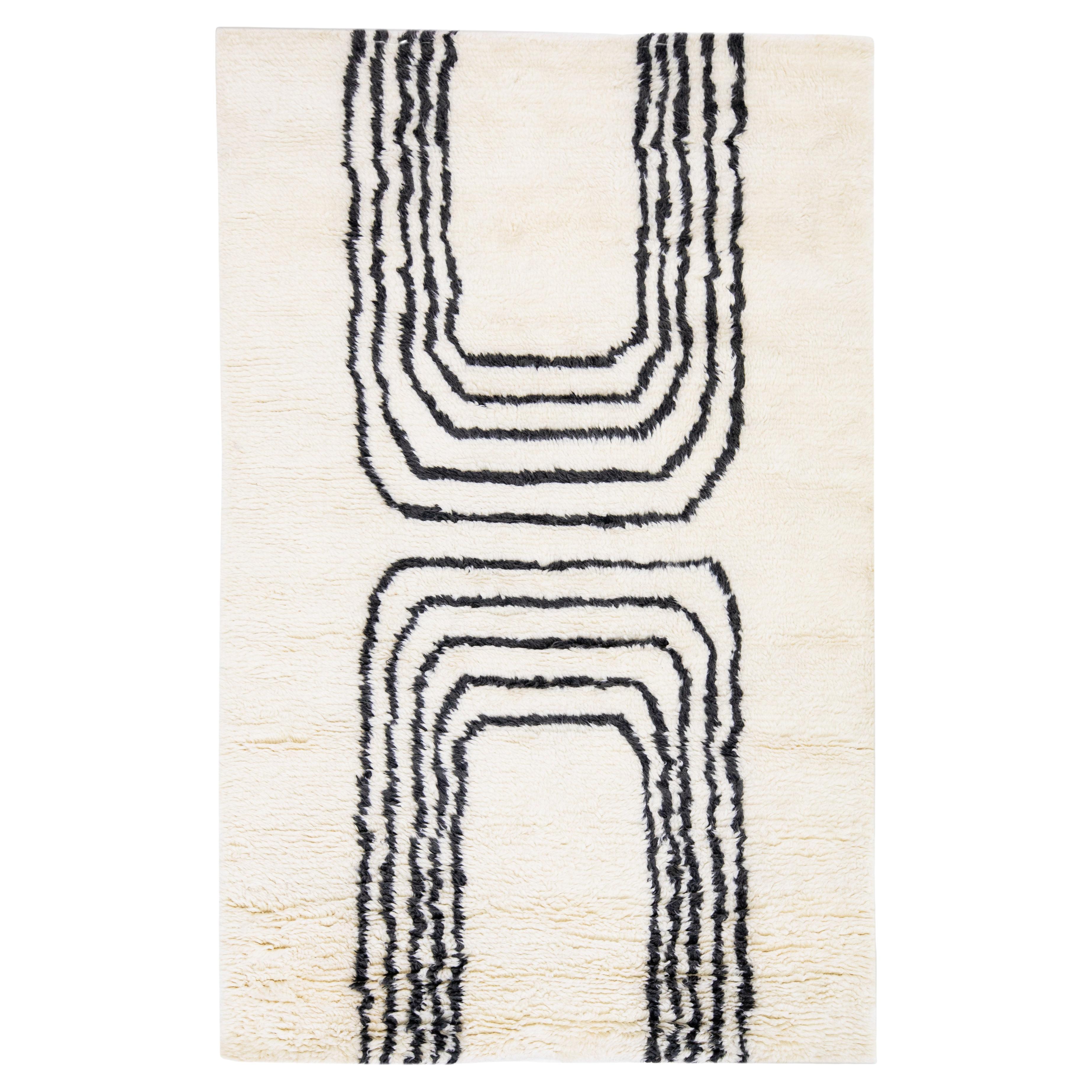  Tapis en laine ivoire de style marocain moderne fait à la main avec un design minimaliste par Apadana