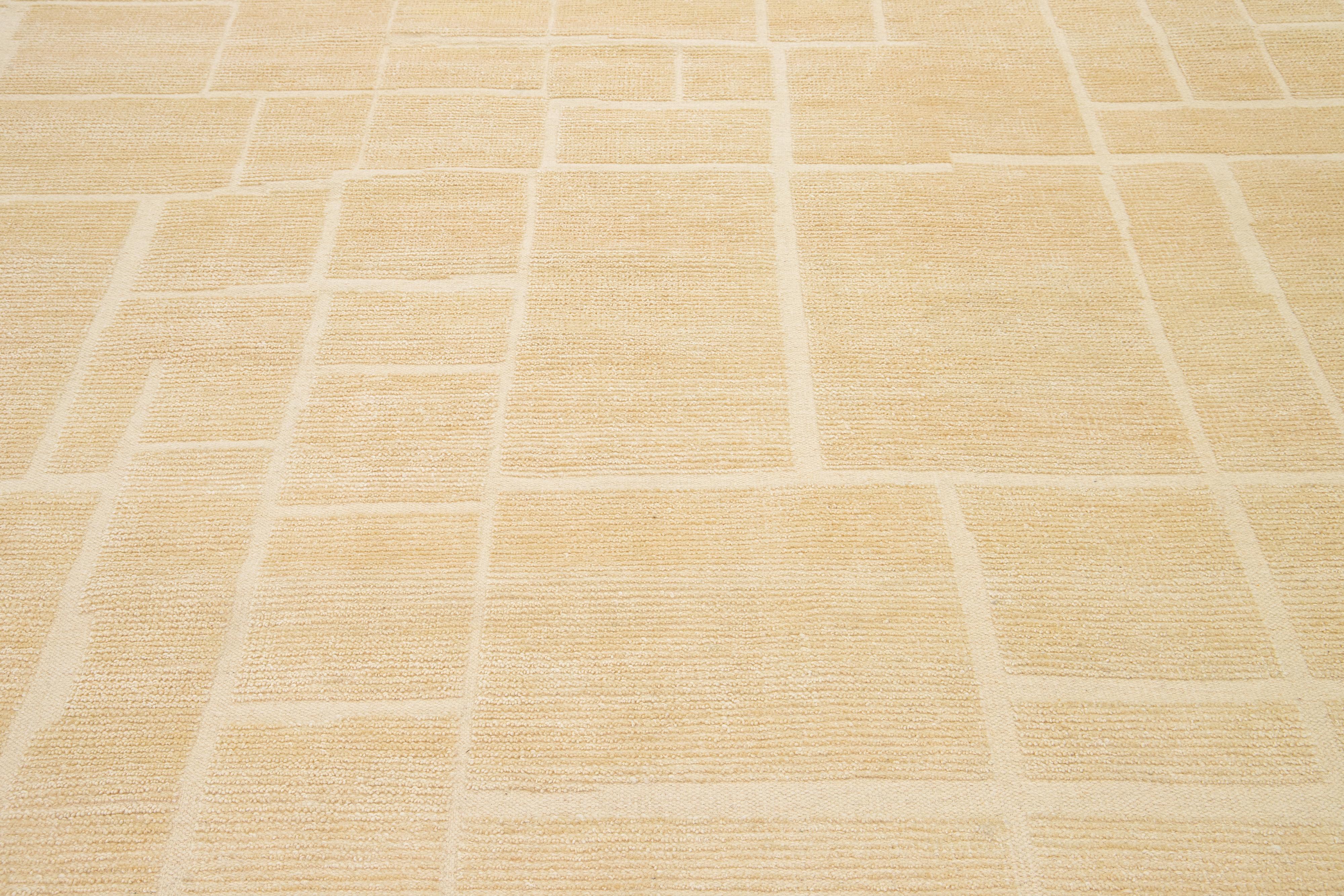 Tapis moderne marocain en laine beige - couleur brun clair par Apadana Neuf - En vente à Norwalk, CT