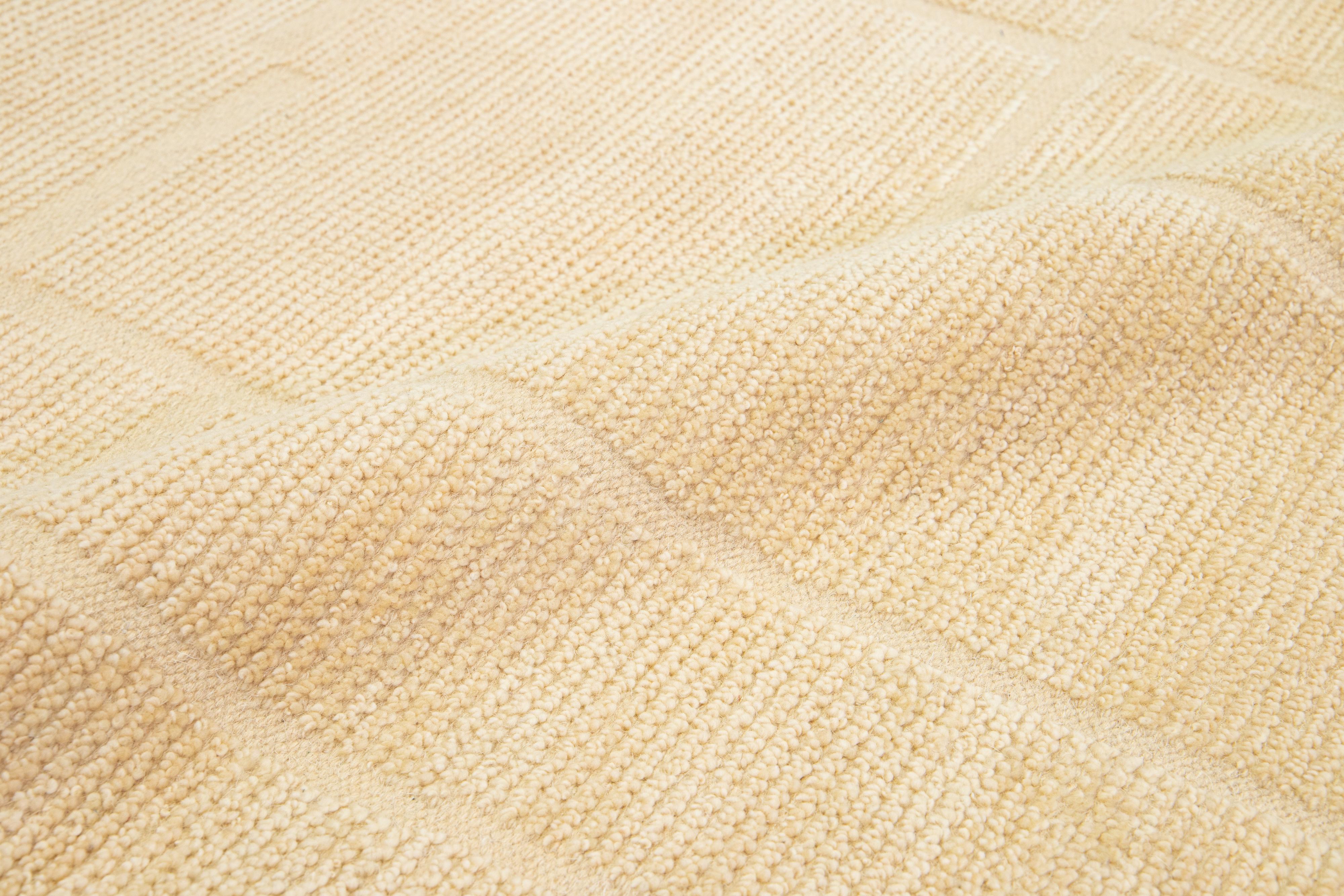 Tapis moderne marocain en laine beige - couleur brun clair par Apadana en vente 1
